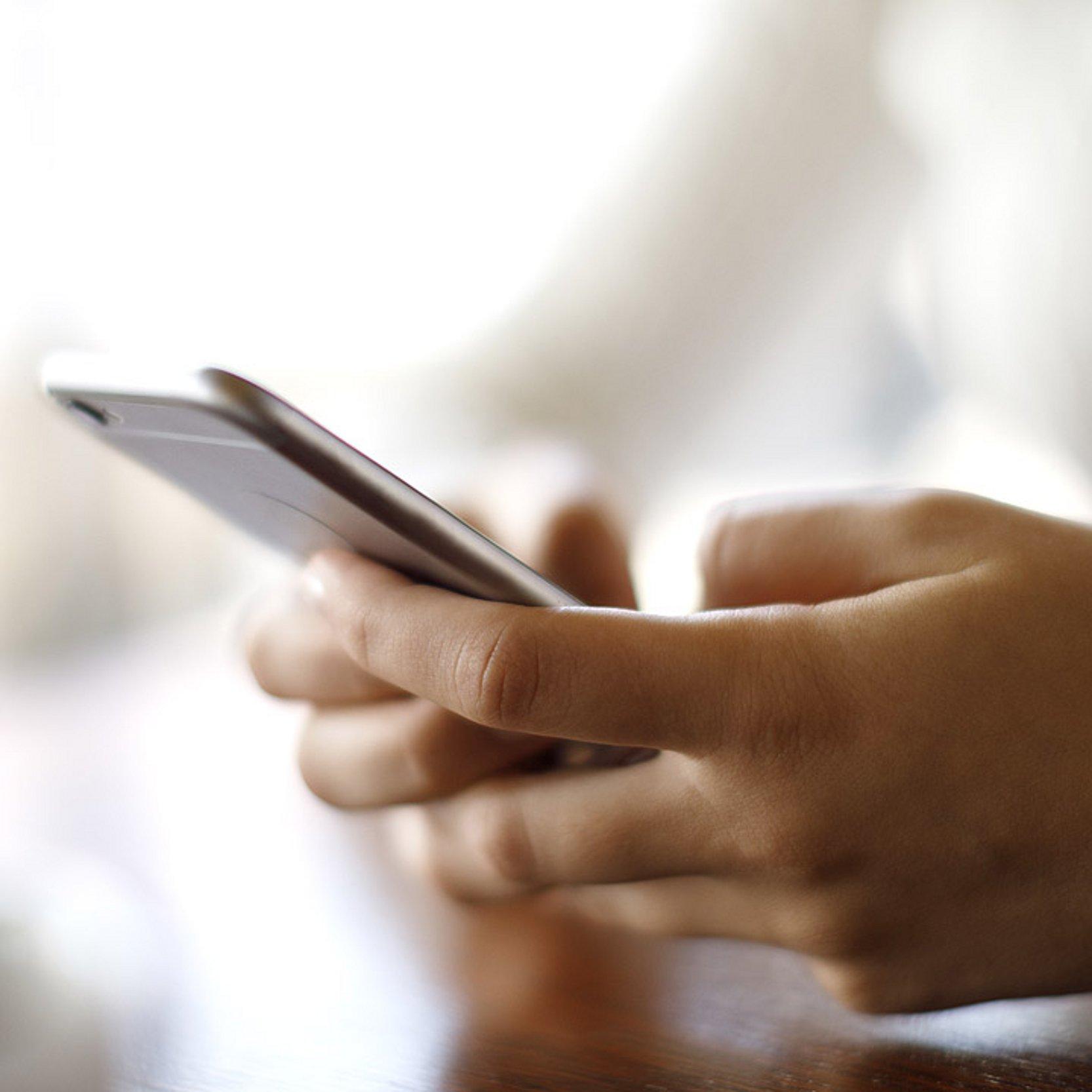 Telefonieren Frau tippt auf Handy