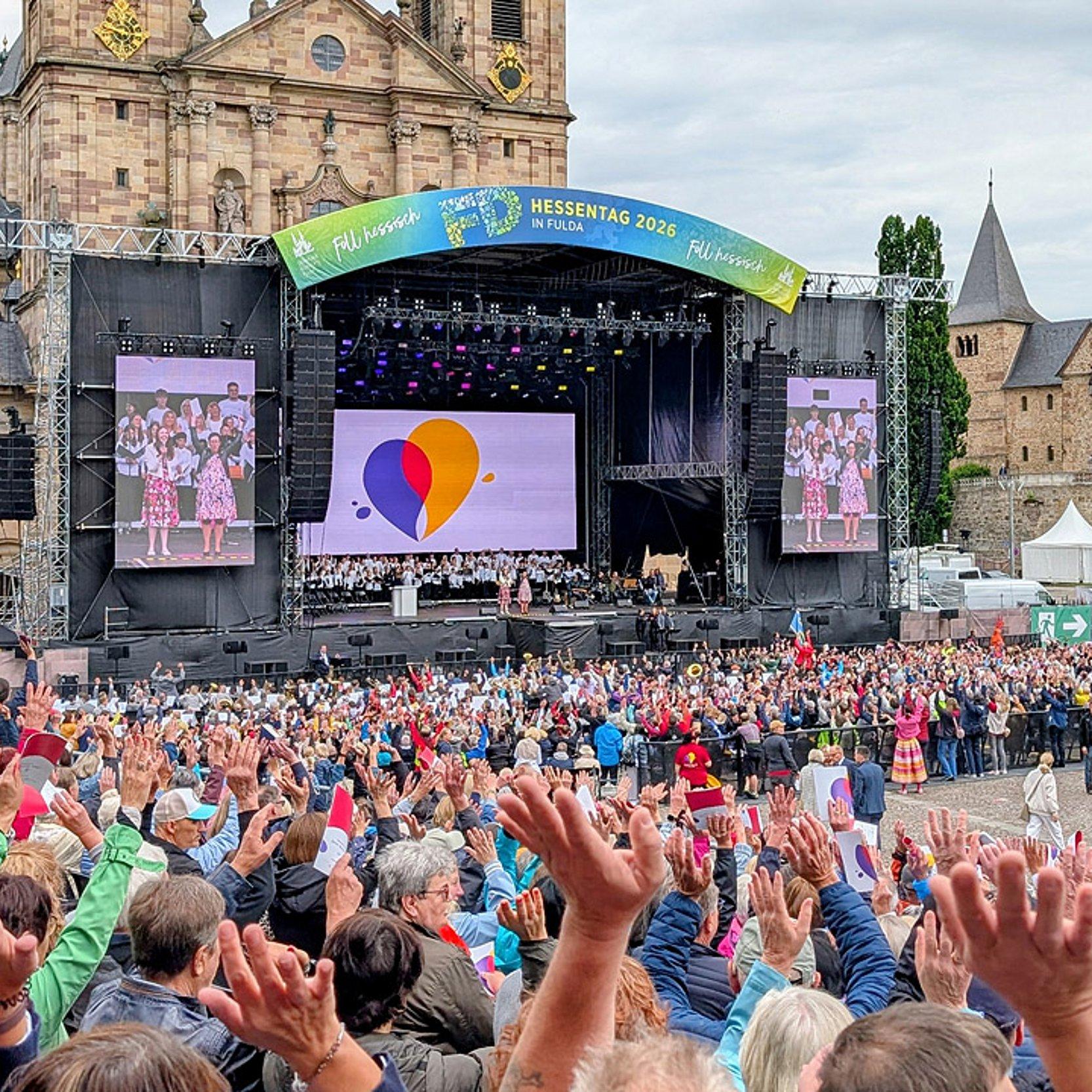 Hessentag Bühne und begeistertes Publikum