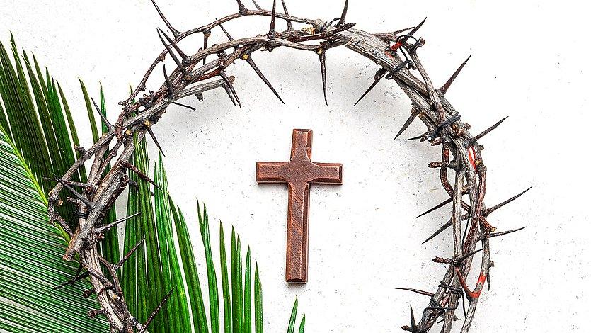 Karwoche Dornenkrone mit Palmwedel und Holzkreuz