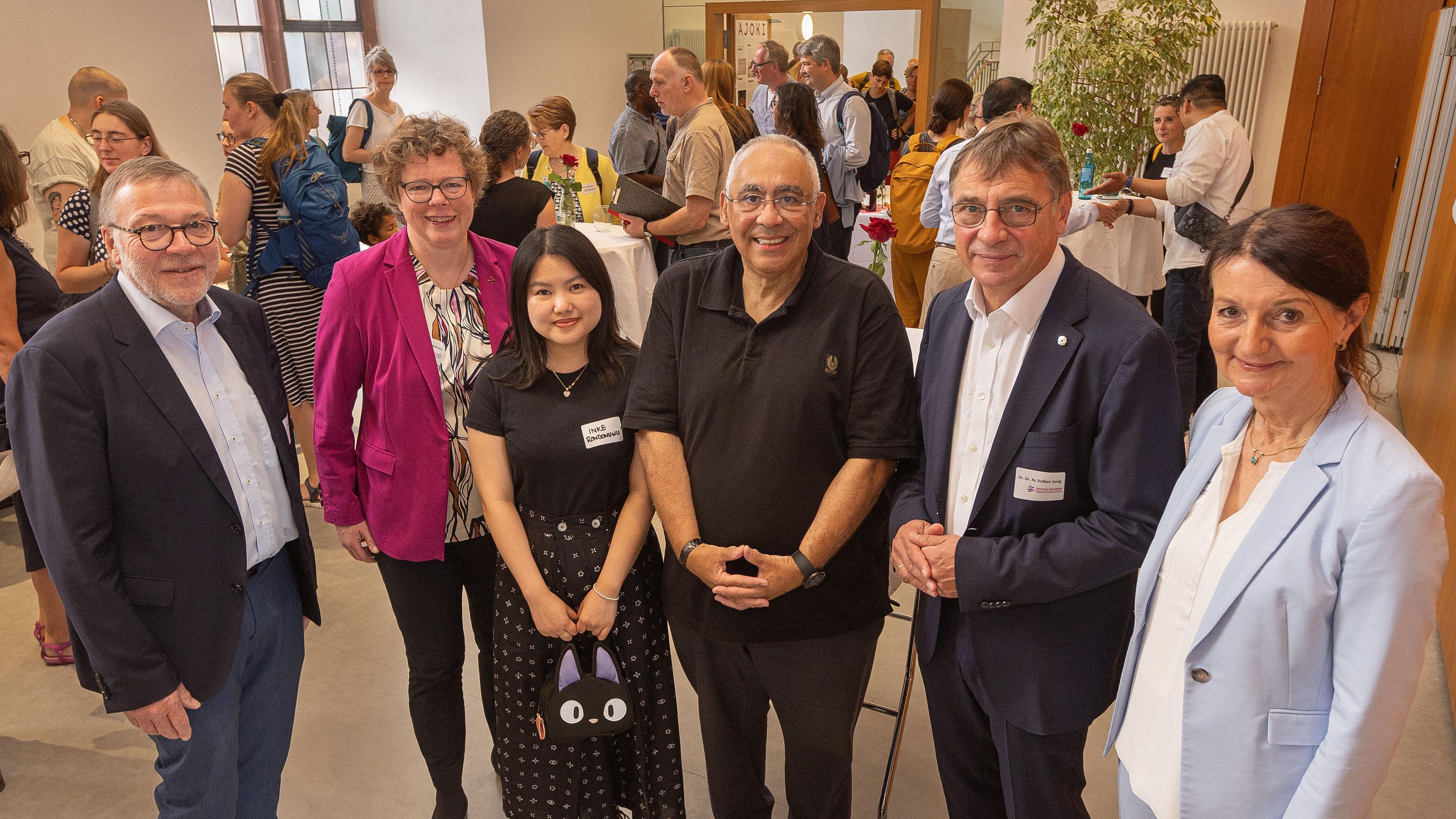 Kirchenverantwortliche stehen zusammen in einem Tagunsraum: (V.l.): OKR Pfarrer Detlev Knoche (Leiter des Zentrums Oekumene), Bischöfin Dr. Beate Hofmann (EKKW), die Referierenden Inke Rondonuwu (Ev. Indonesische Kristusgemeinde Rhein-Main) und Pfarrer Austen Peter Brandt (Gründer von Phoenix e.V. ), Kirchenpräsident Dr. Volker Jung (EKHN), Oberlandeskirchenrätin Claudia Brinkmann-Weiß (Oekumenedezernentin der EKKW)