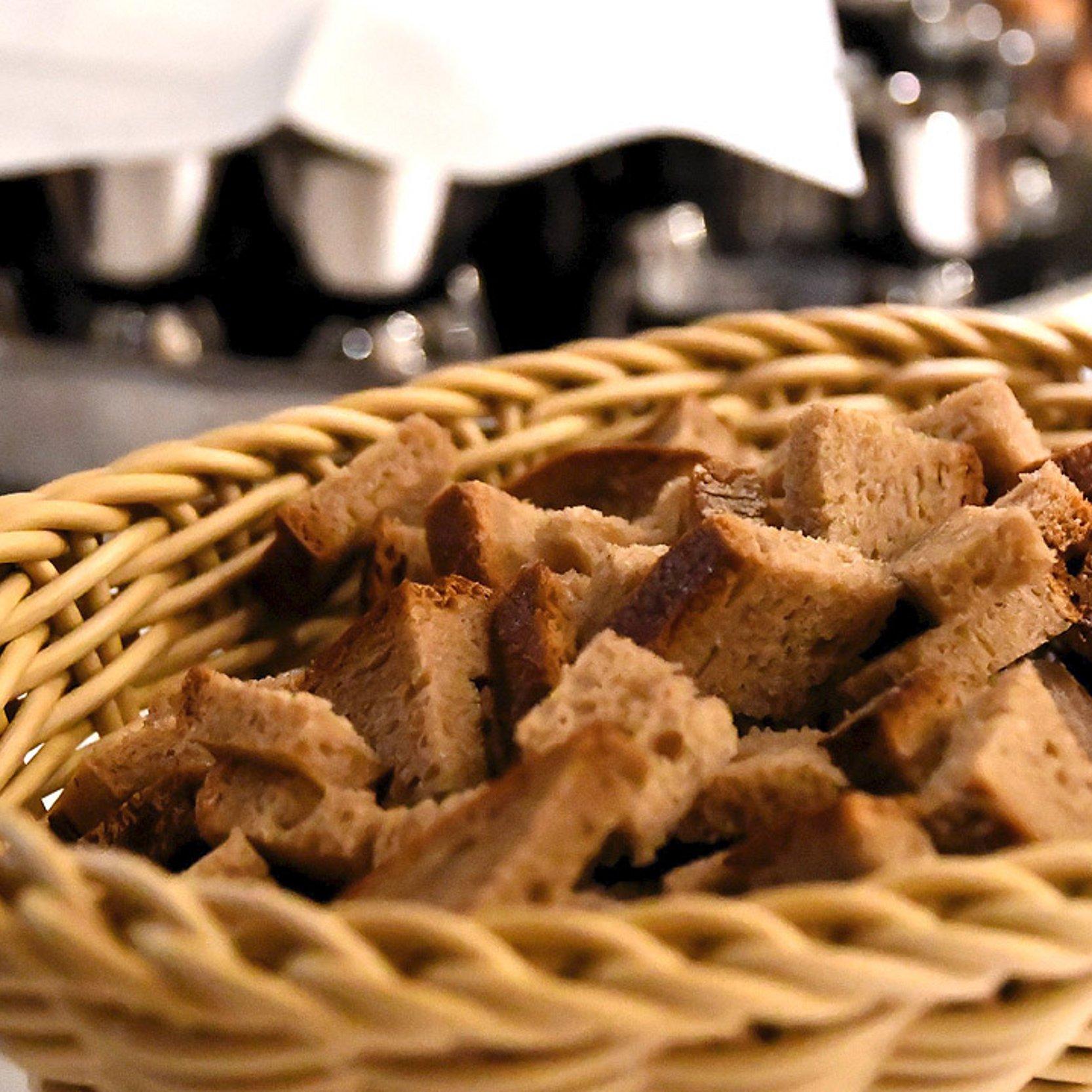 Abendmahl Korb mit Brotwürfeln