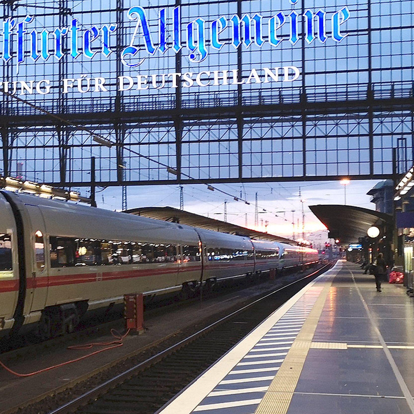 Hauptbahnhof Frankfurt Ein leeres Gleis auf dem Frankfurter Hauptbahnhof