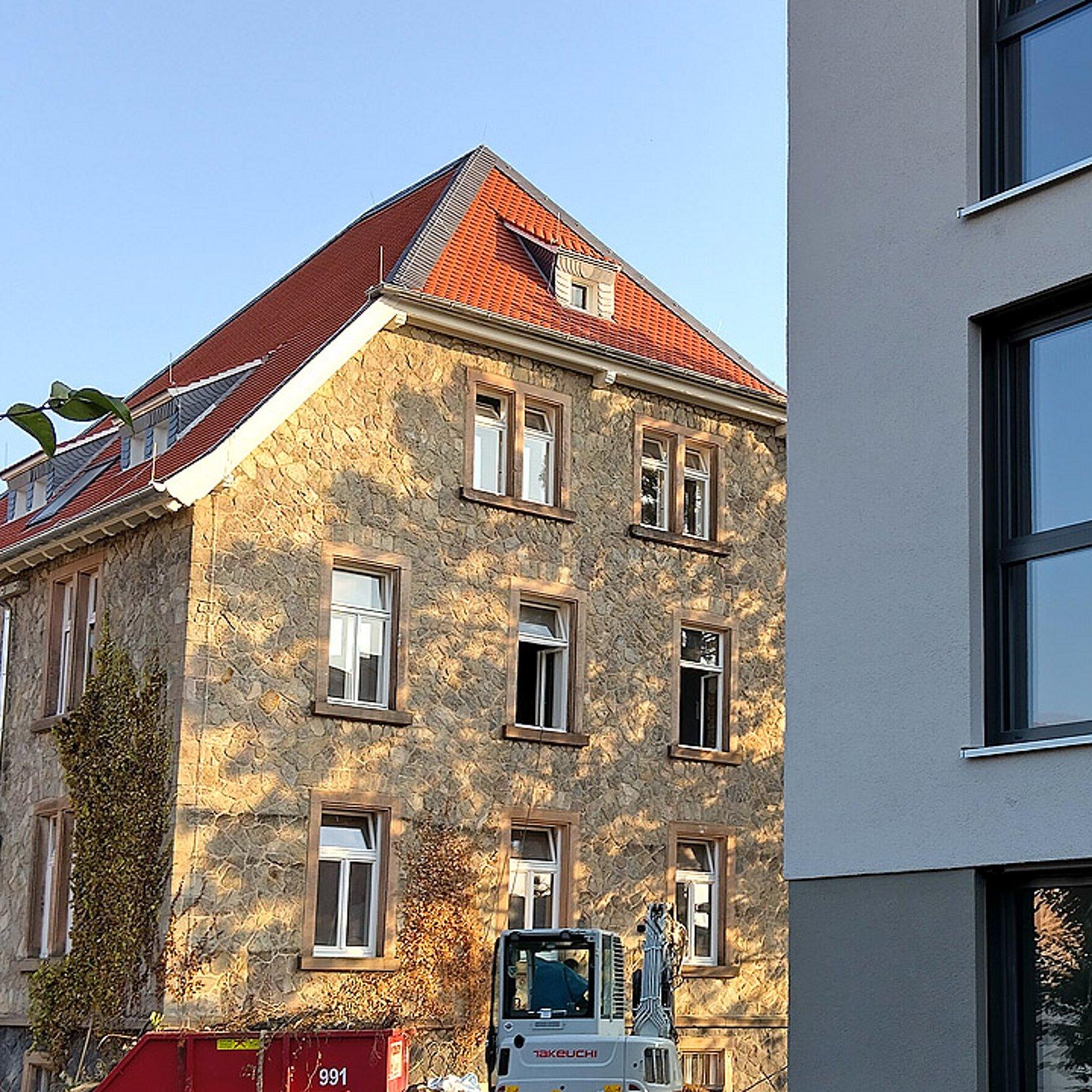 Pfarrhaus für Menschen mit Beeinträchtigungen Großes Haus in Sandsteinoptik