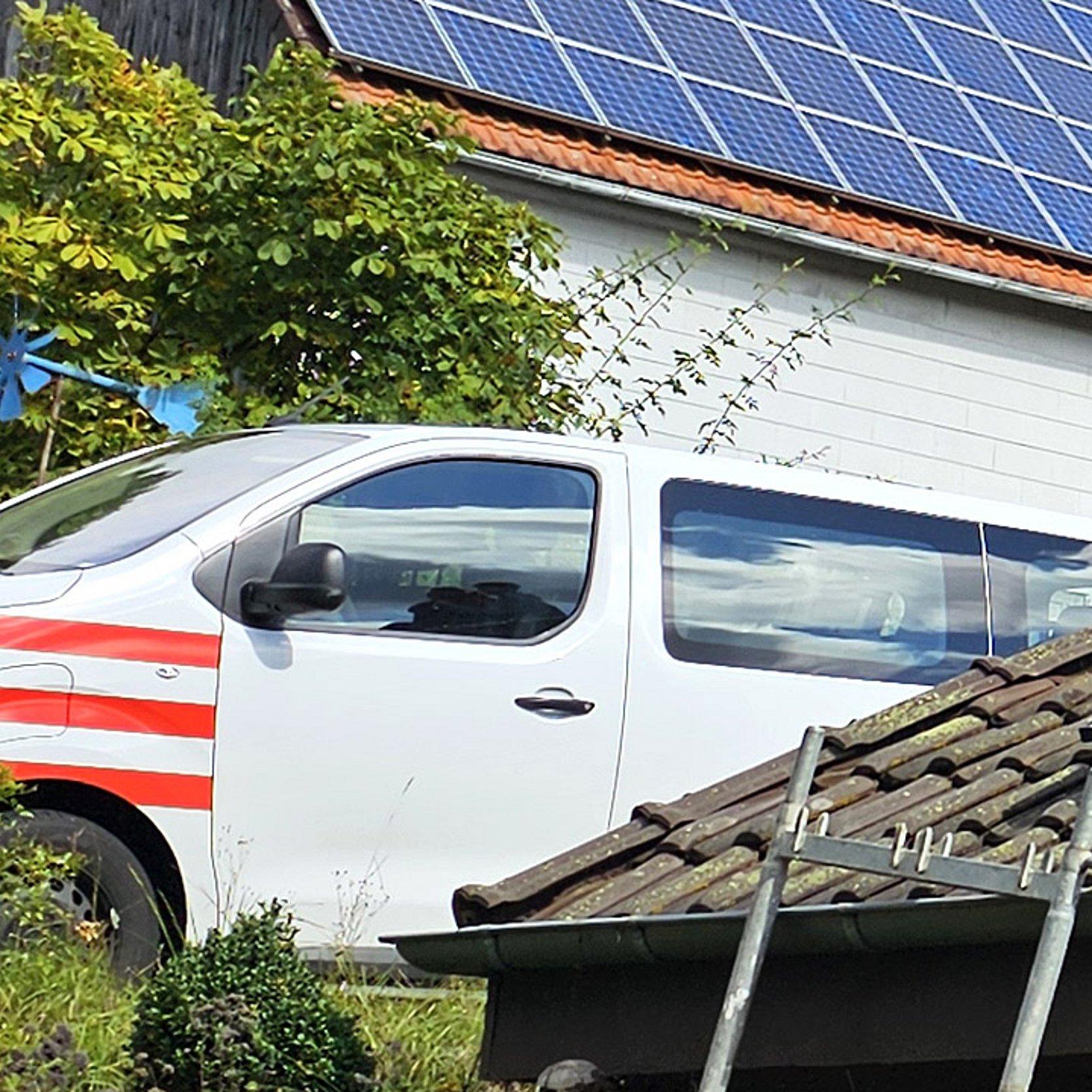Elektro-Bürgerbus Ein weißer Klein-Bus mit roten Streifen