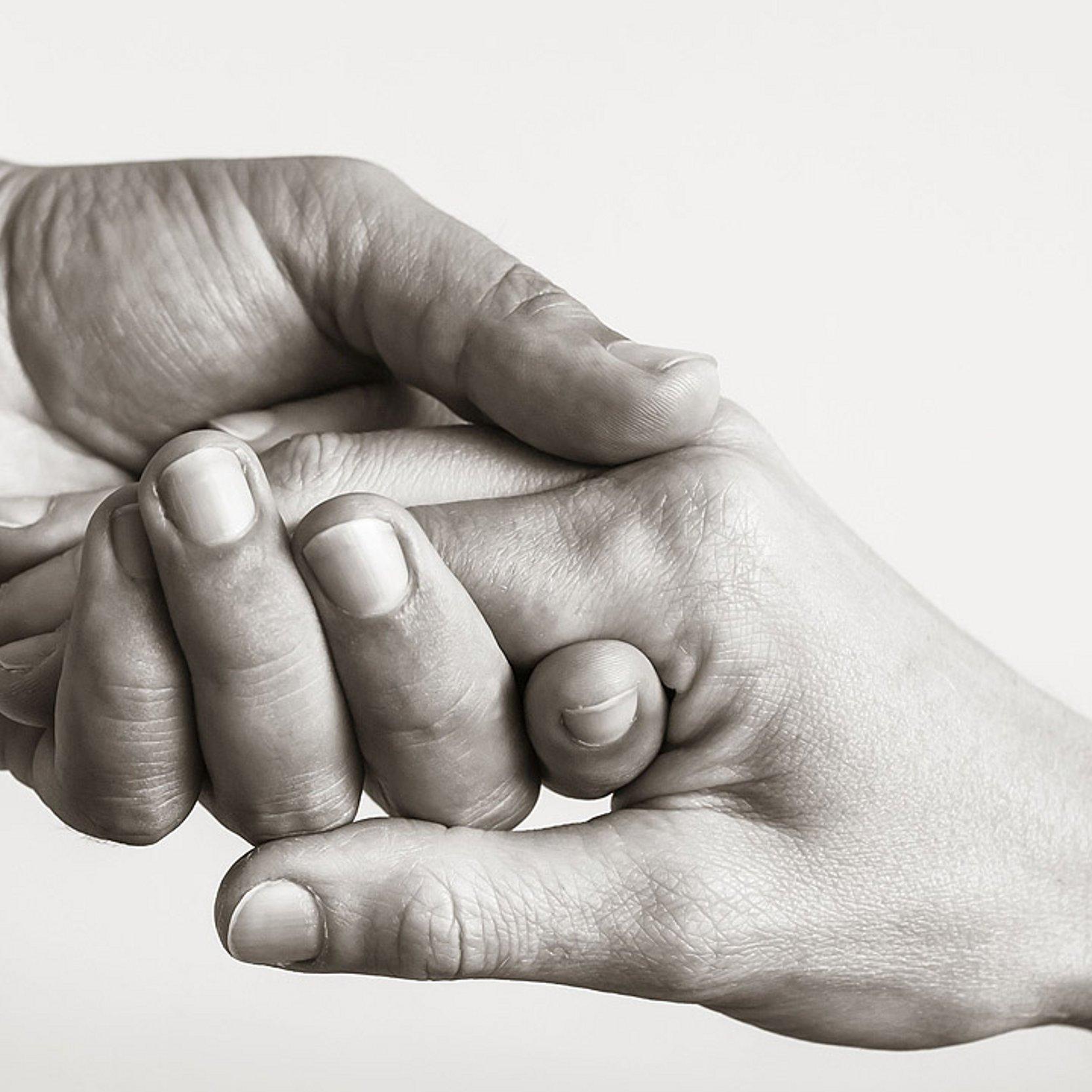 Helfen Hand fasst in eine andere Hand