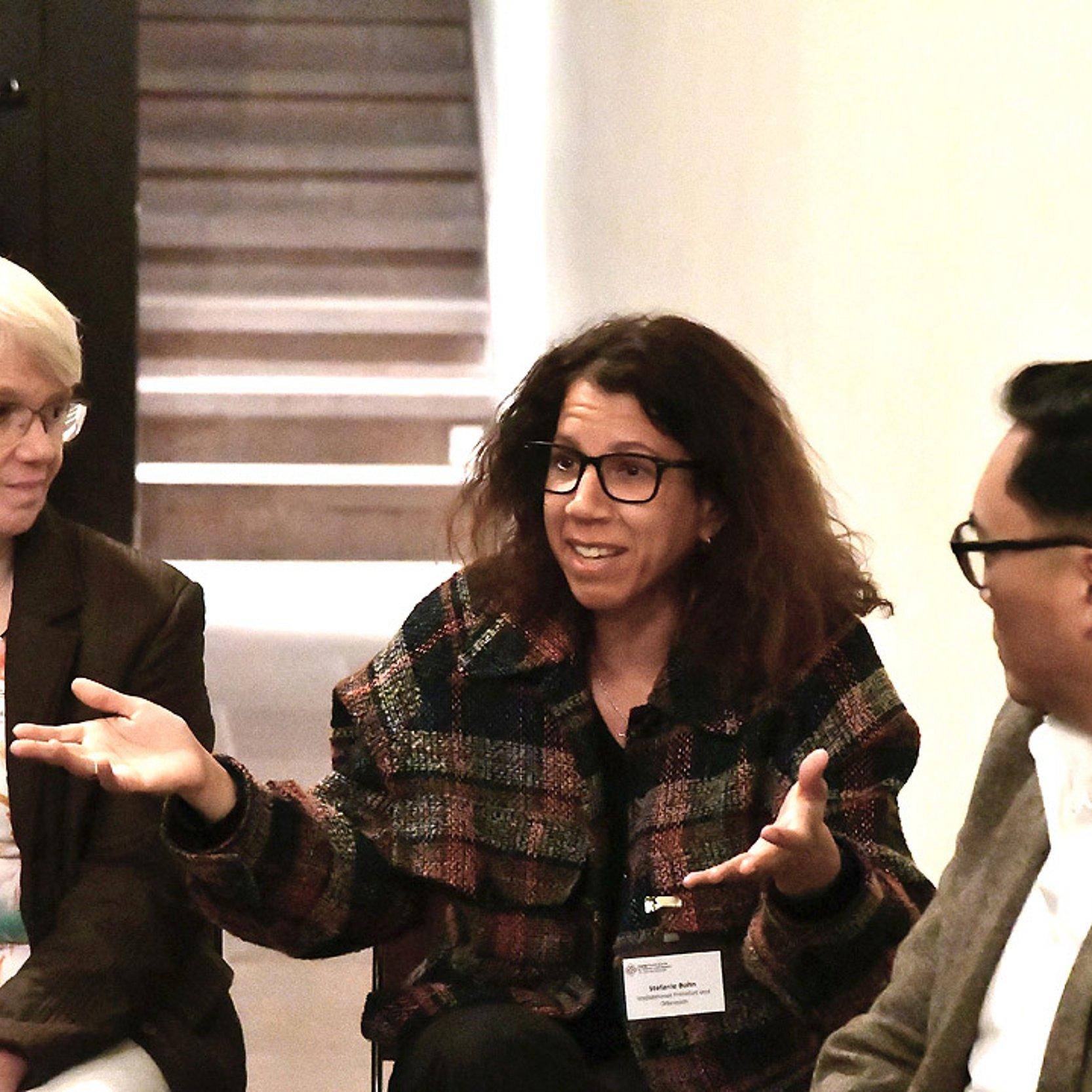 Diversity Worshopsituation mit People of Color, eine Frau spricht