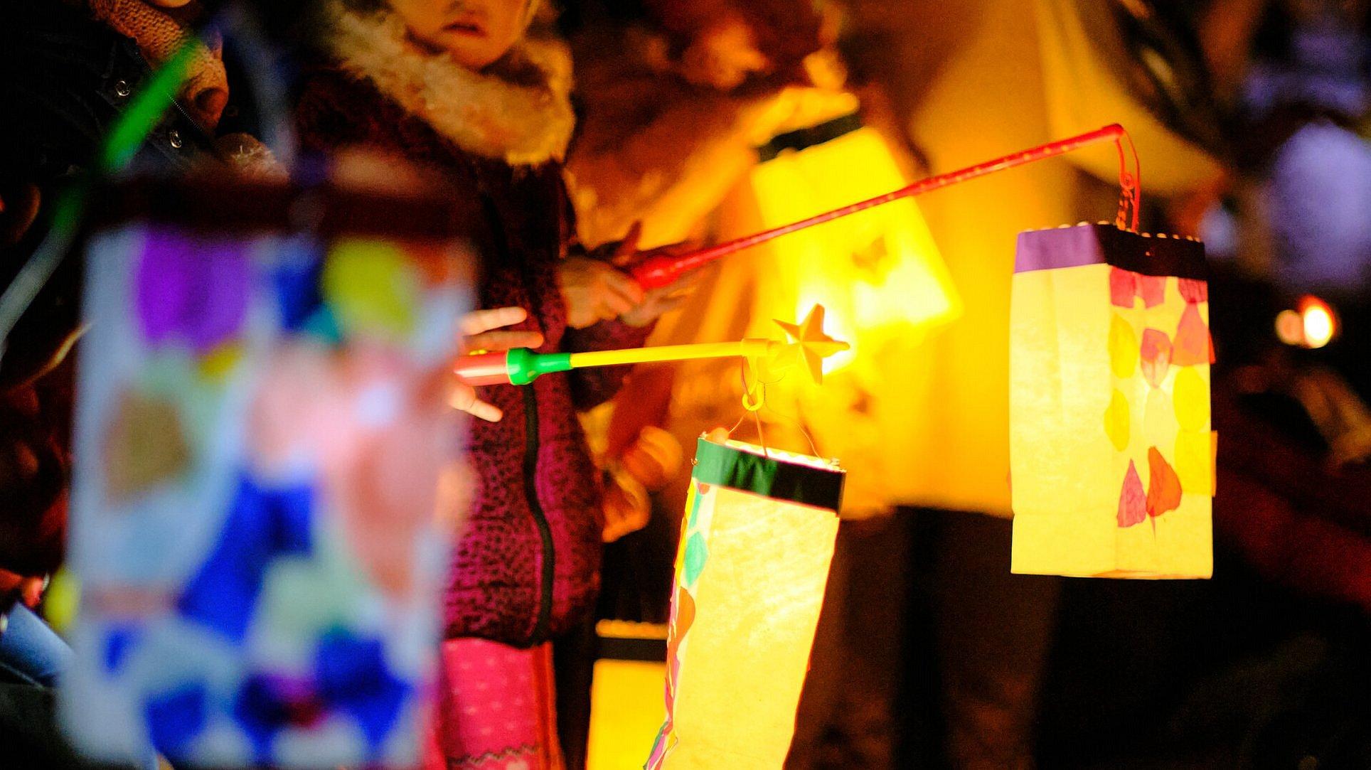 Leuchtende, selbst gebastelte Laternen