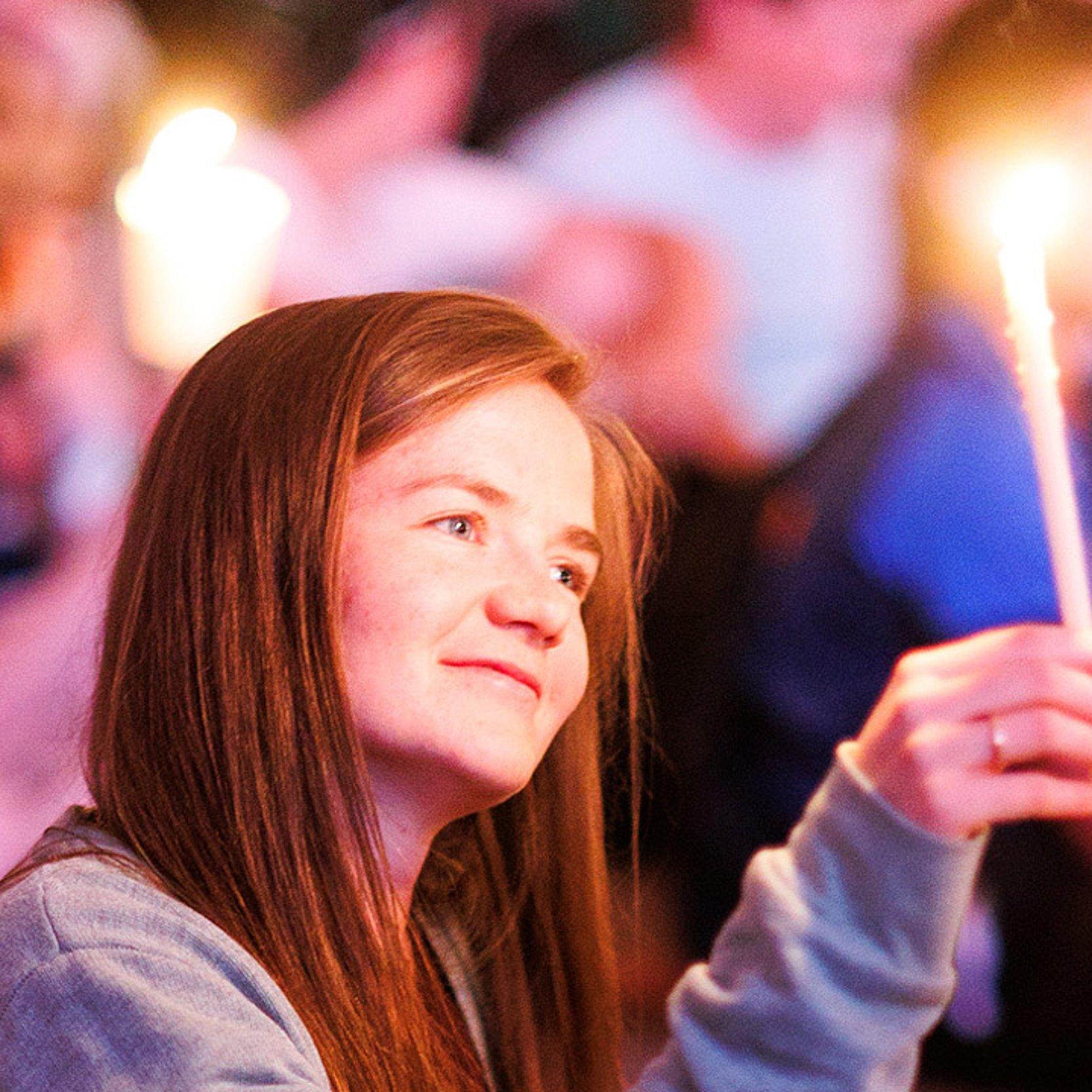 Jugendkirchentag Ein Mädchen hält eine Kerze