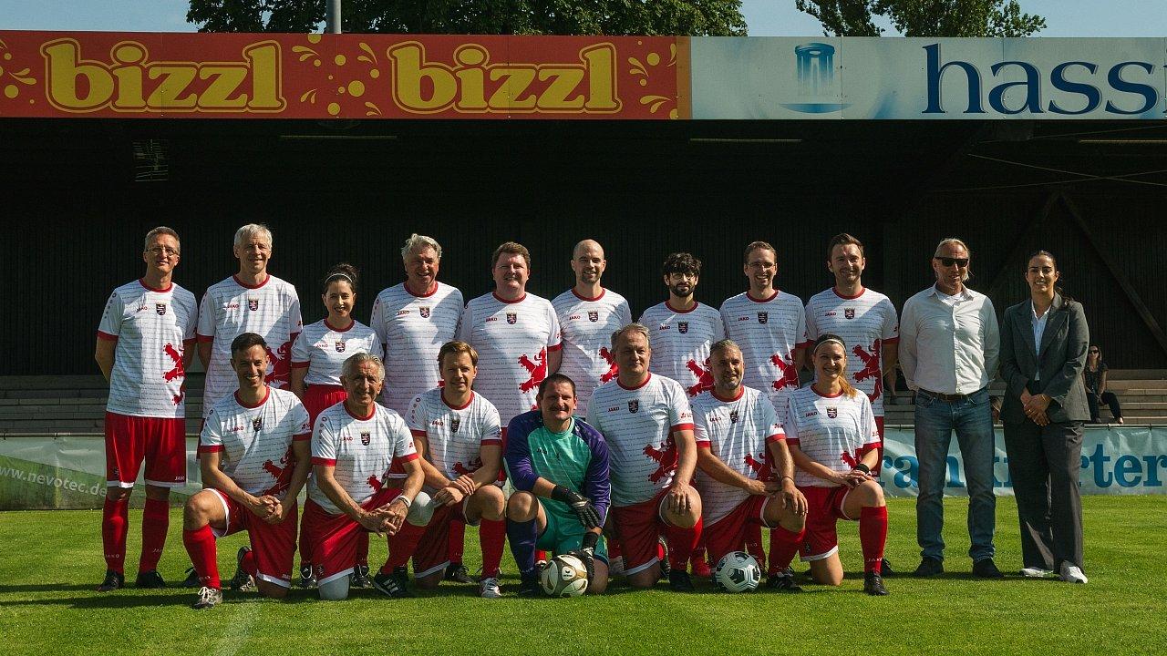 Hessische Landtagself Mannschaftsfoto auf dem Spielfeld