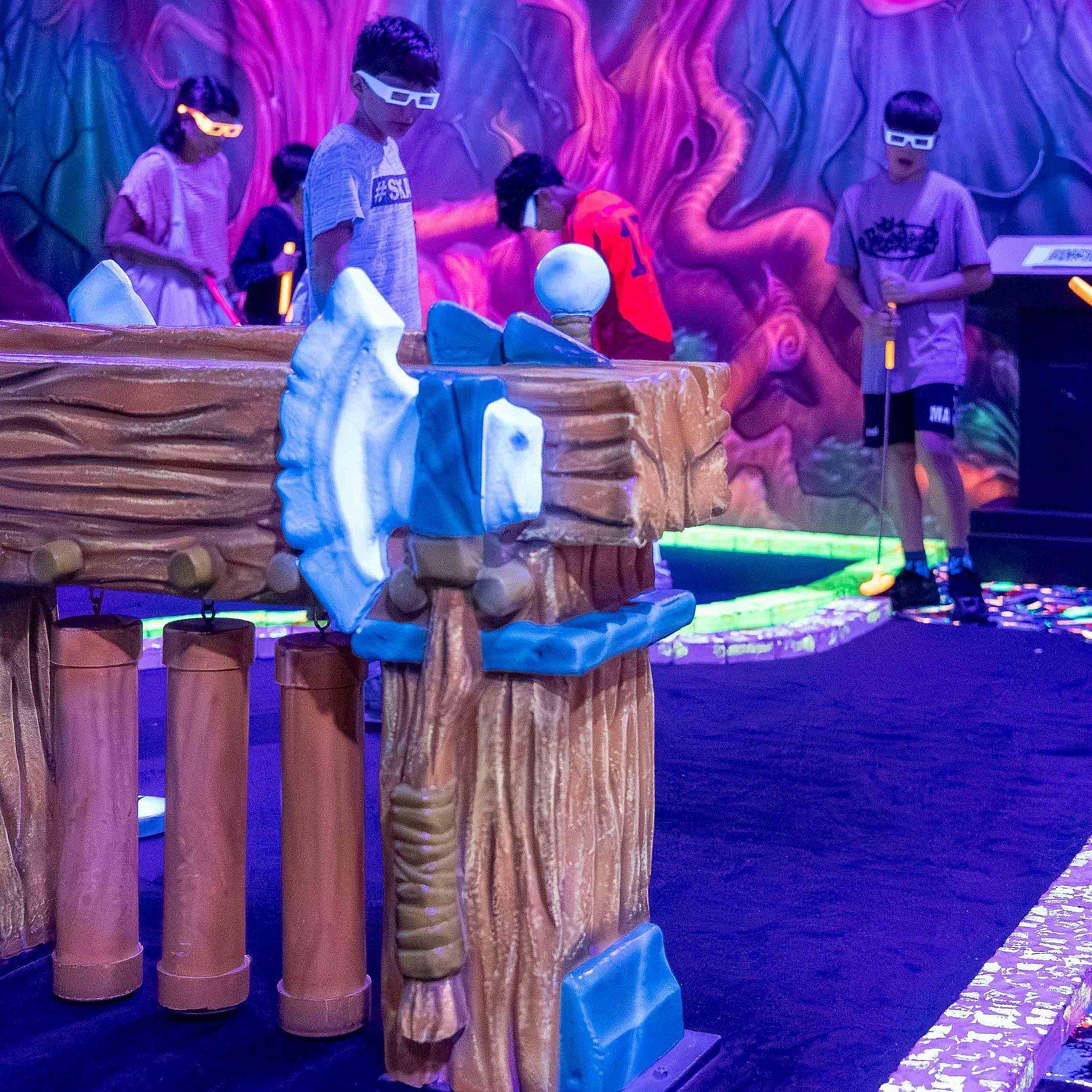 Familientag „Click and Play“ 3D-Schwarzlicht-Minigolfanlage