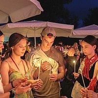 Kirchentag Jugendliche am Abend, die Kerzen halten und andächtig sind