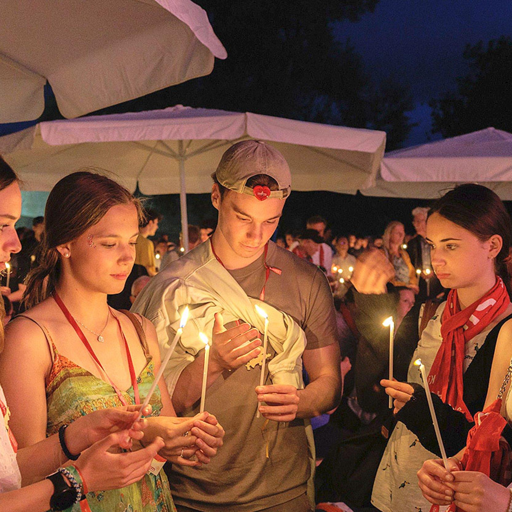 Kirchentag Jugendliche am Abend, die Kerzen halten und andächtig sind