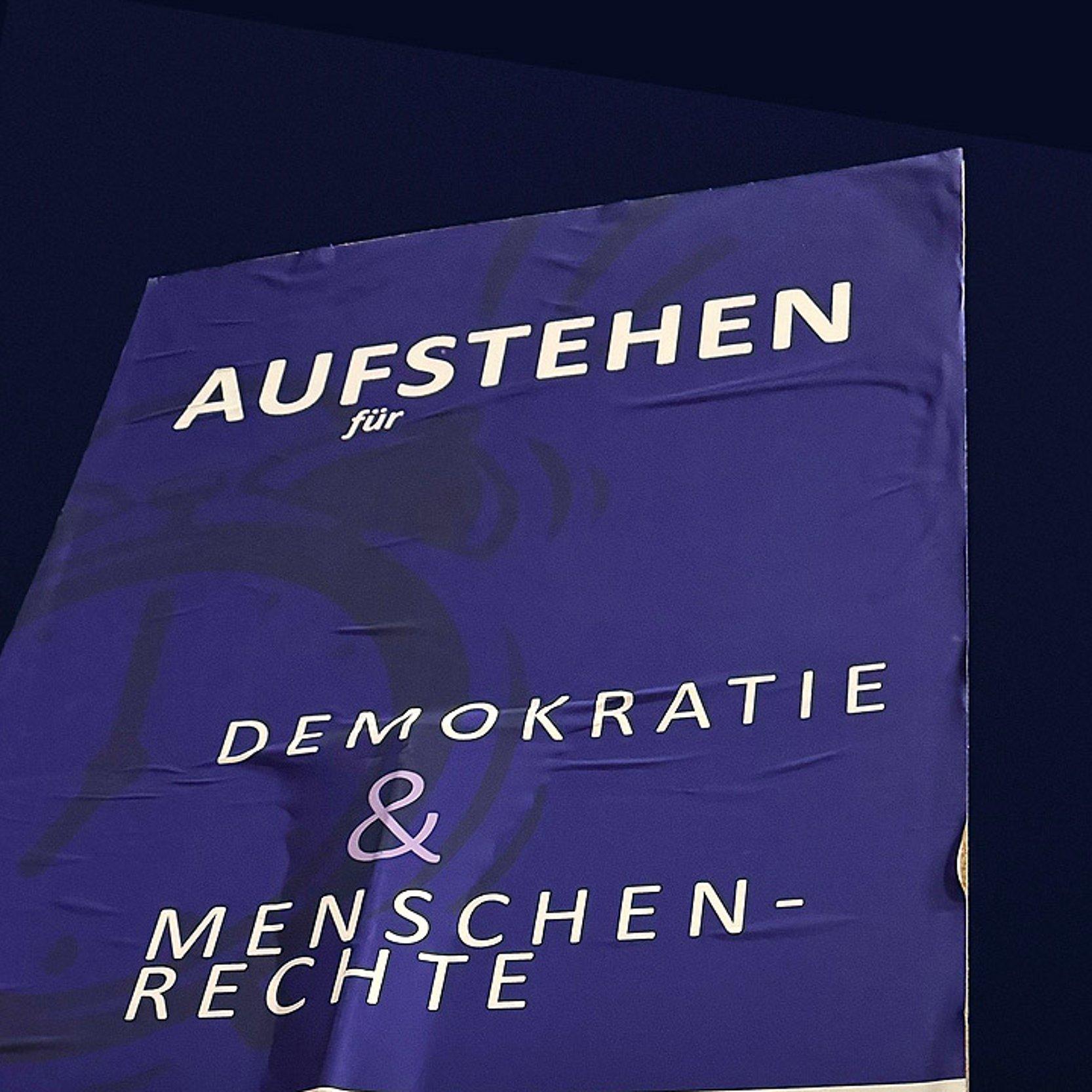 Plakat: Aufstehen für Demokratie und Menschenrechte