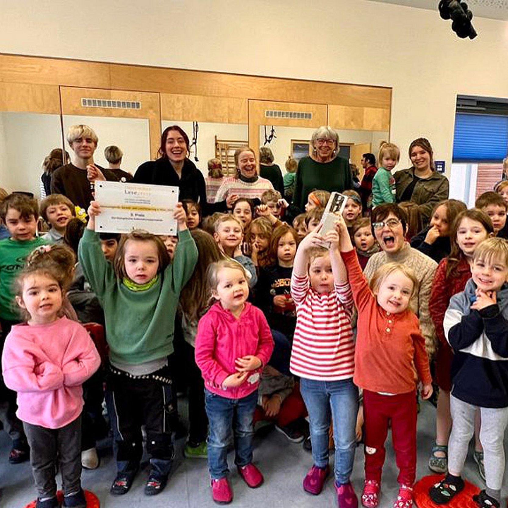 Lesepreis für Kita Gruppenbild mit vielen kleinen Kindern, die sich freuen