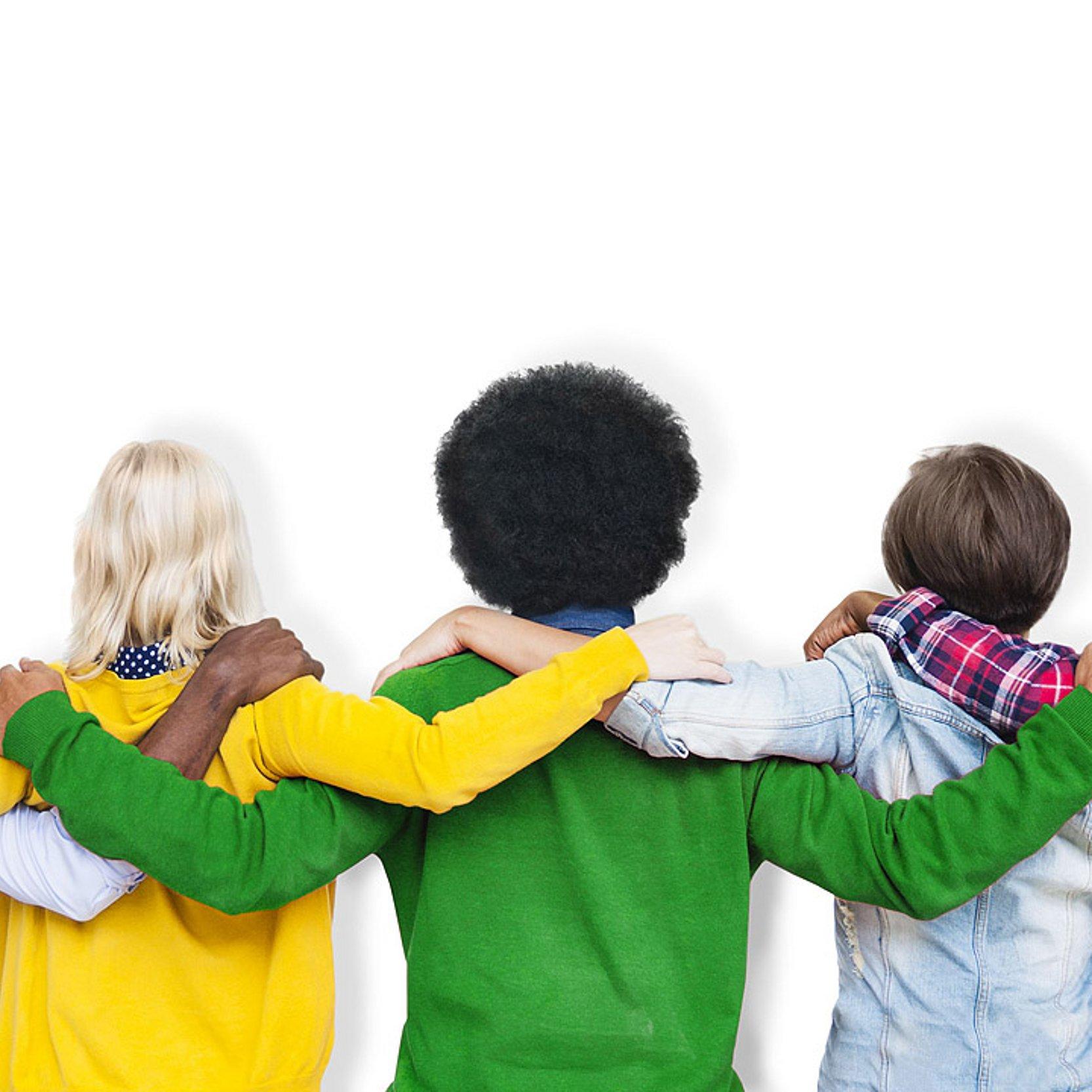 Zusammenhalt Menschen legen sich die Hand um die Schulter und bilden so eine Kette - Bild zeigt die Rücken