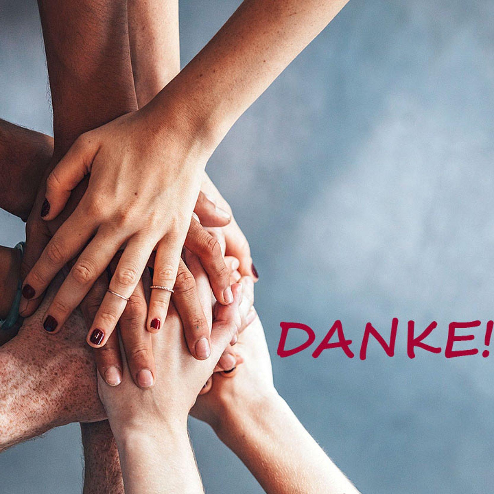 Ehrenamt Übereinandergelegte Hände und das Wort "Danke"