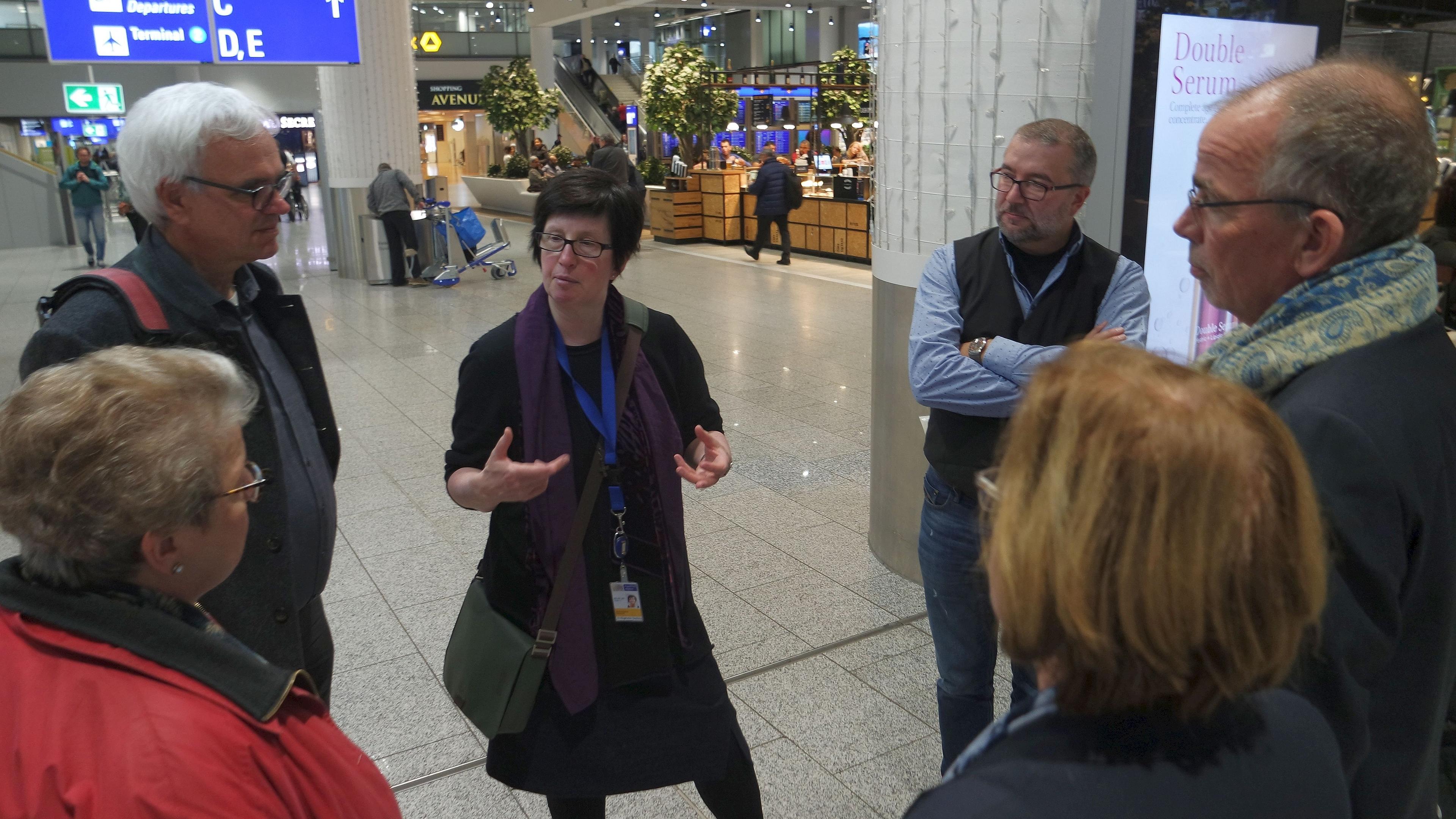 Gruppe im Gespräch auf dem Frankfurter Flughafen