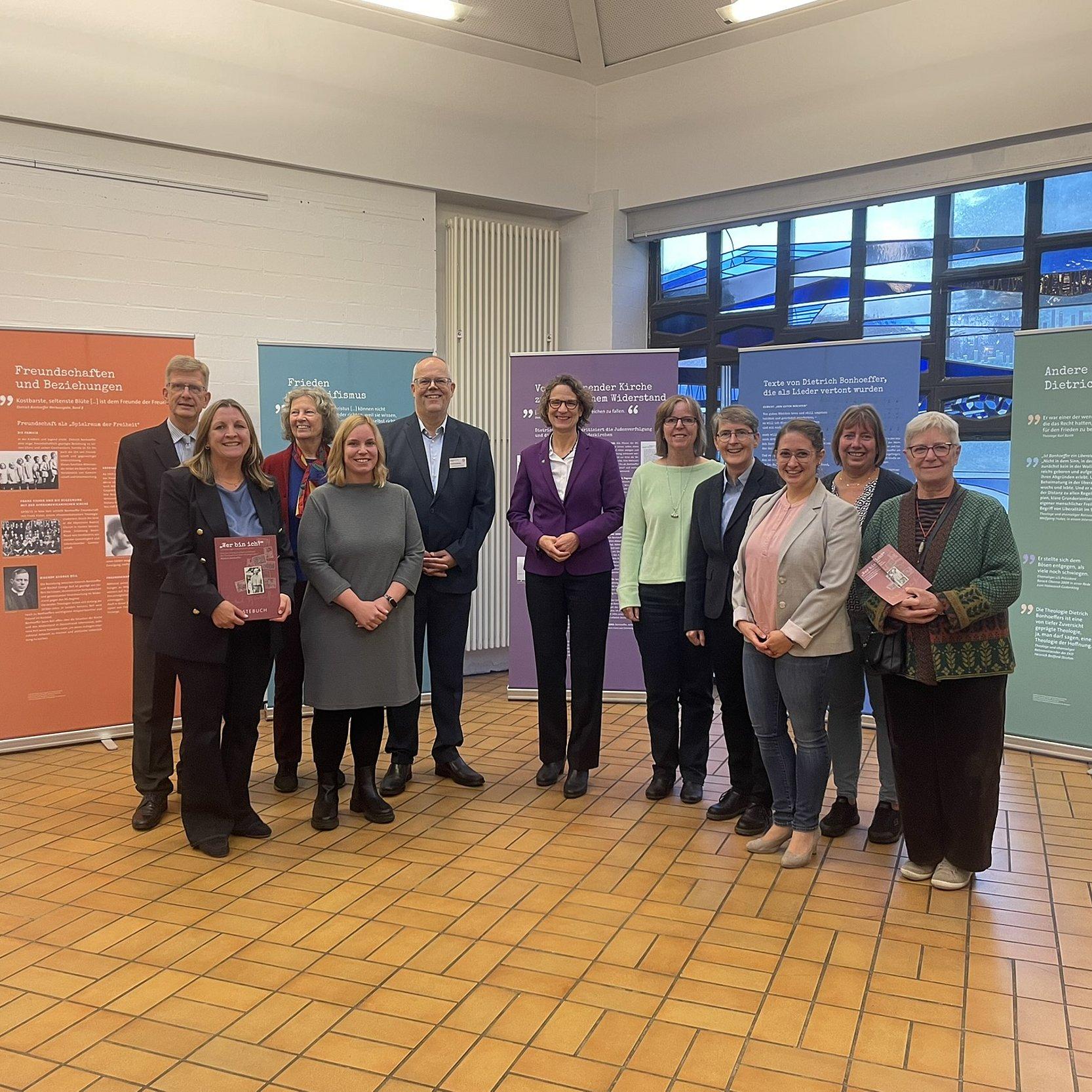 bonhoeffer ausstellung vernissage Gruppenbild vor Ausstellungstafeln