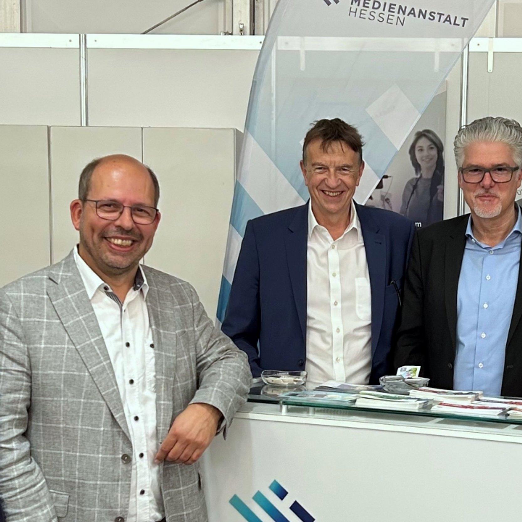 Mitglieder der Medienanstalt Hessen auf dem Hessentag 2025 Gruppenfoto am Stand der Medienanstalt Hessen