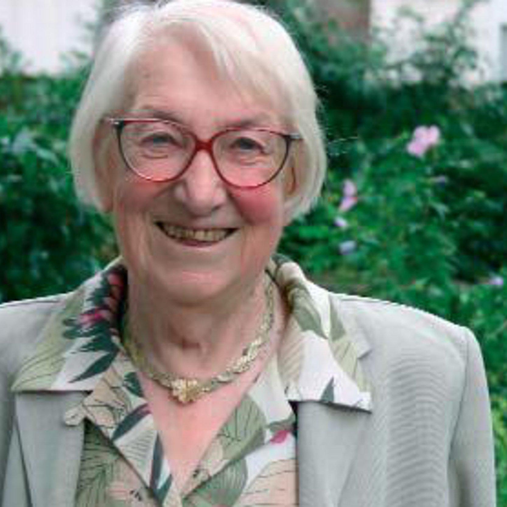 Elisabeth Beyersdörfer Elisabeth Beyersdorfer blickt freundlich in die Kamera, sie steht in einem Garten und hat ein graues Jacket an und eine geblümte Bluse.