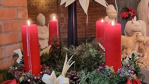 Adventskranz in der Christuskirche Vilbel Adventskranz mit vier brennenden in der Christuskirche Vilbel
