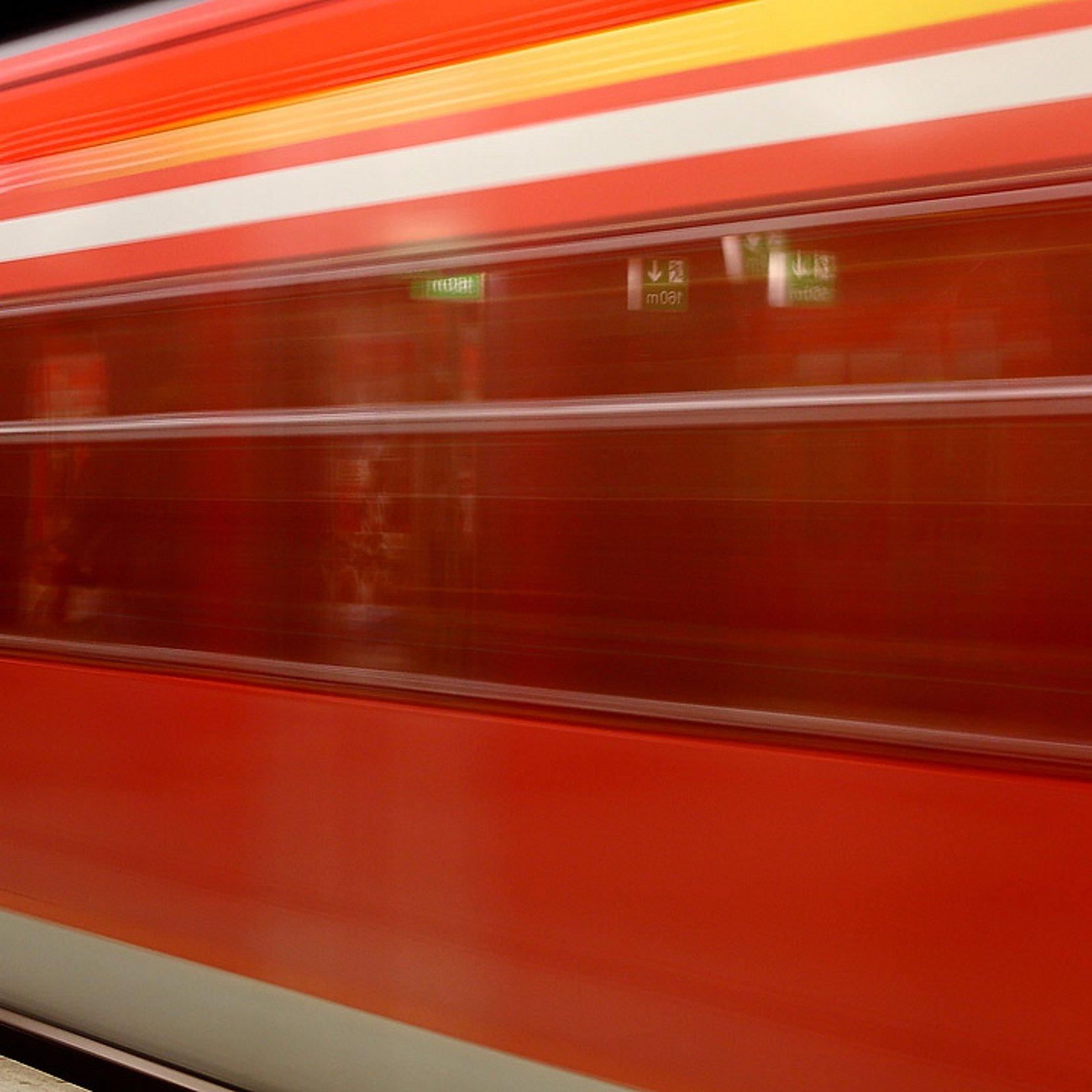 S-Bahn Vorbeifahrende S-Bahn