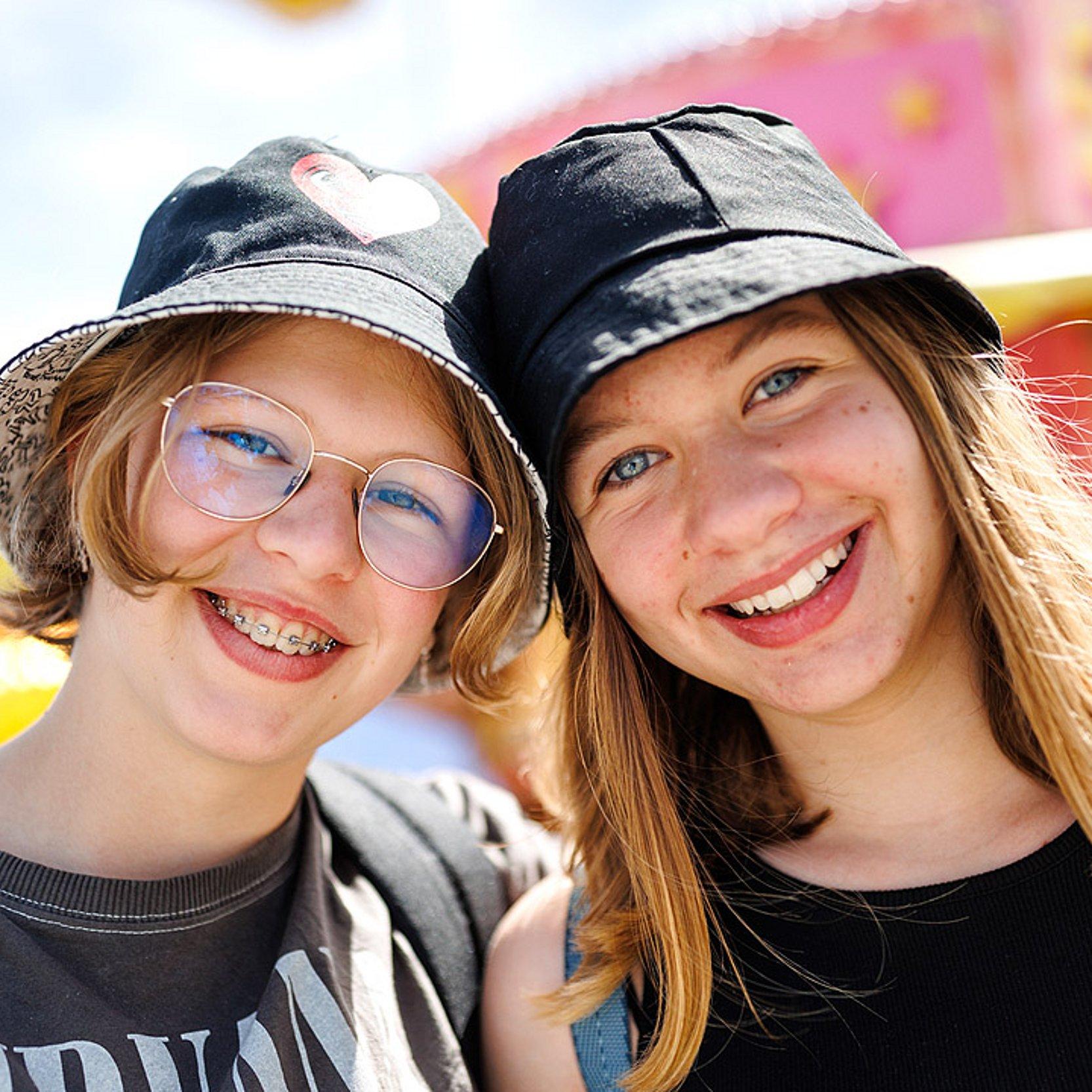 Jugendkirchentag Zwei nette Mädchen