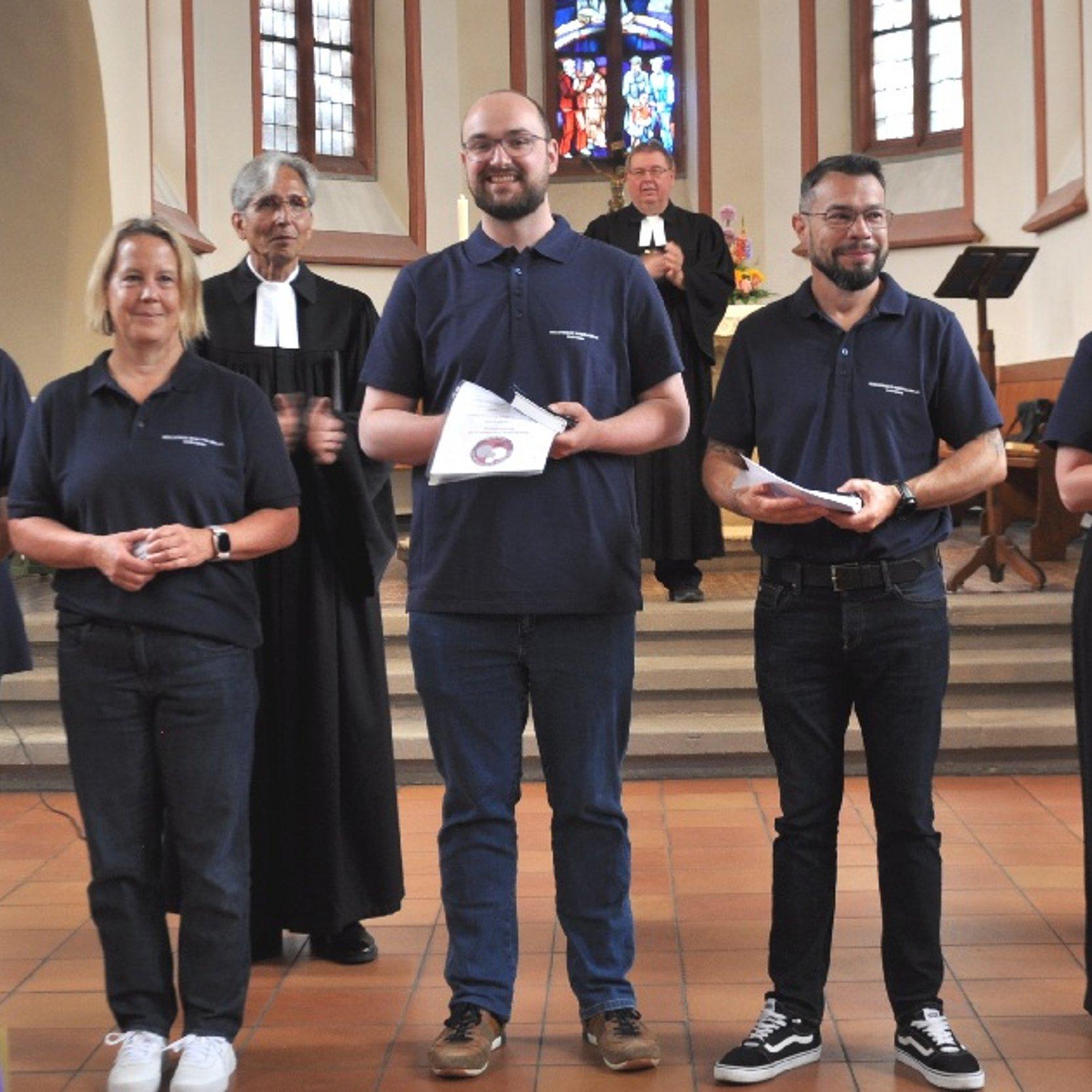 Einführung Notfallseelsorger Geinsheim 2025 Gruppenfoto in der Kirche