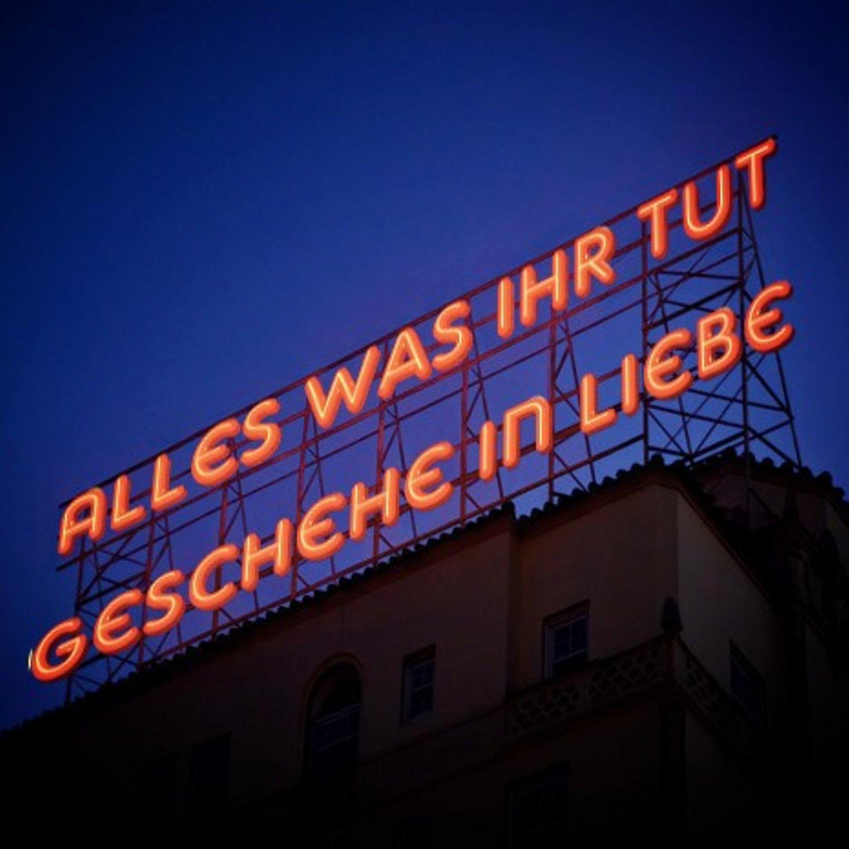 Jahreslosung_2024 Leuchtschrift außen Jahreslosung 2024 (1. Korinther 16,14): »Alles was ihr tut, geschehe in Liebe.«
