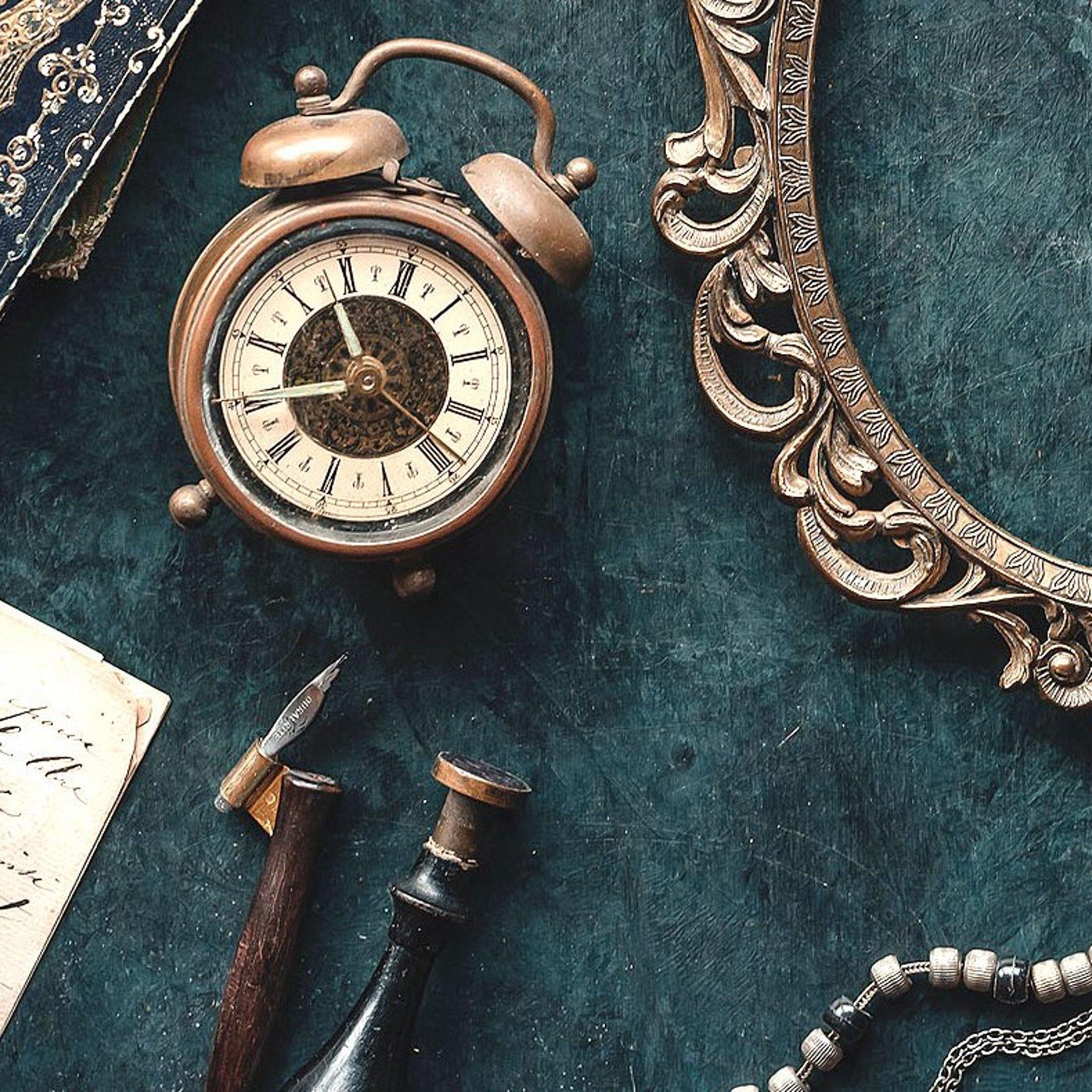 Gegenstände aus früheren Zeiten Gegenstände aus früheren Zeiten: Rahmen, Brieföffner, Buch, Uhr