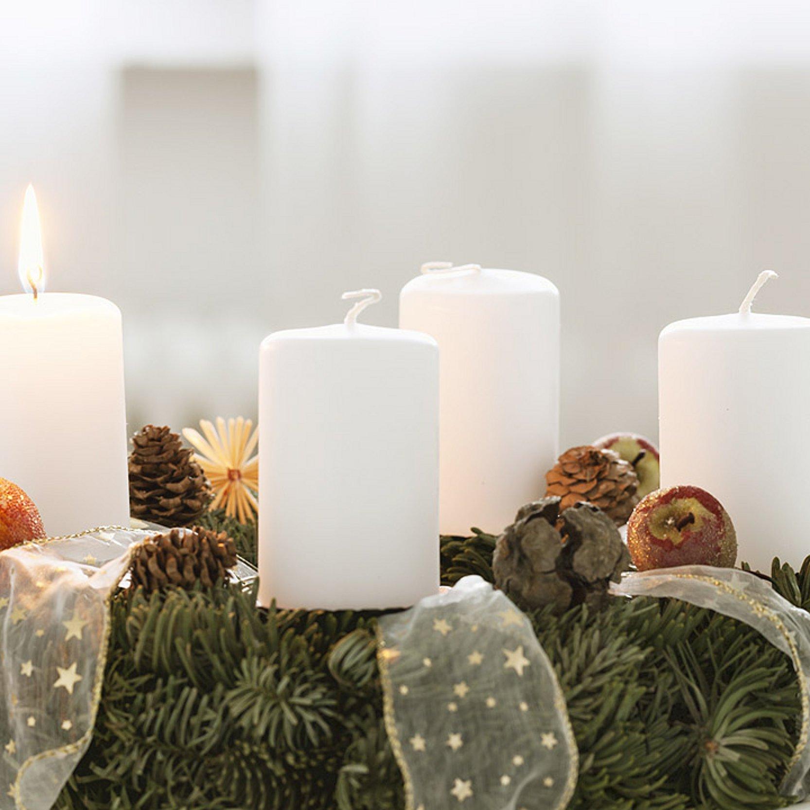 Adventskranz Adventskranz mit weißen Kerzen