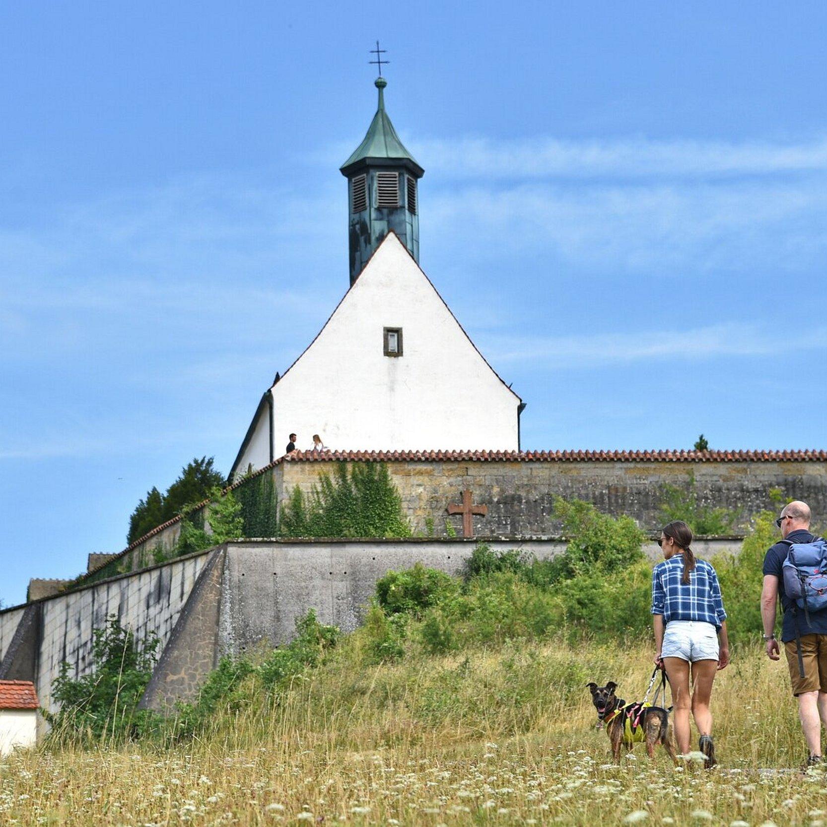 Zur Kapelle Pilgern Ein Mann und eine Frau mit Hund an der Leine pilgern hoch zur Wurmlinger Kapelle