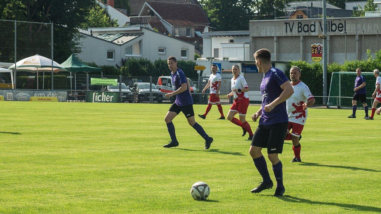 Kirche am Ball Spieler der EKHN im Ballbesitz