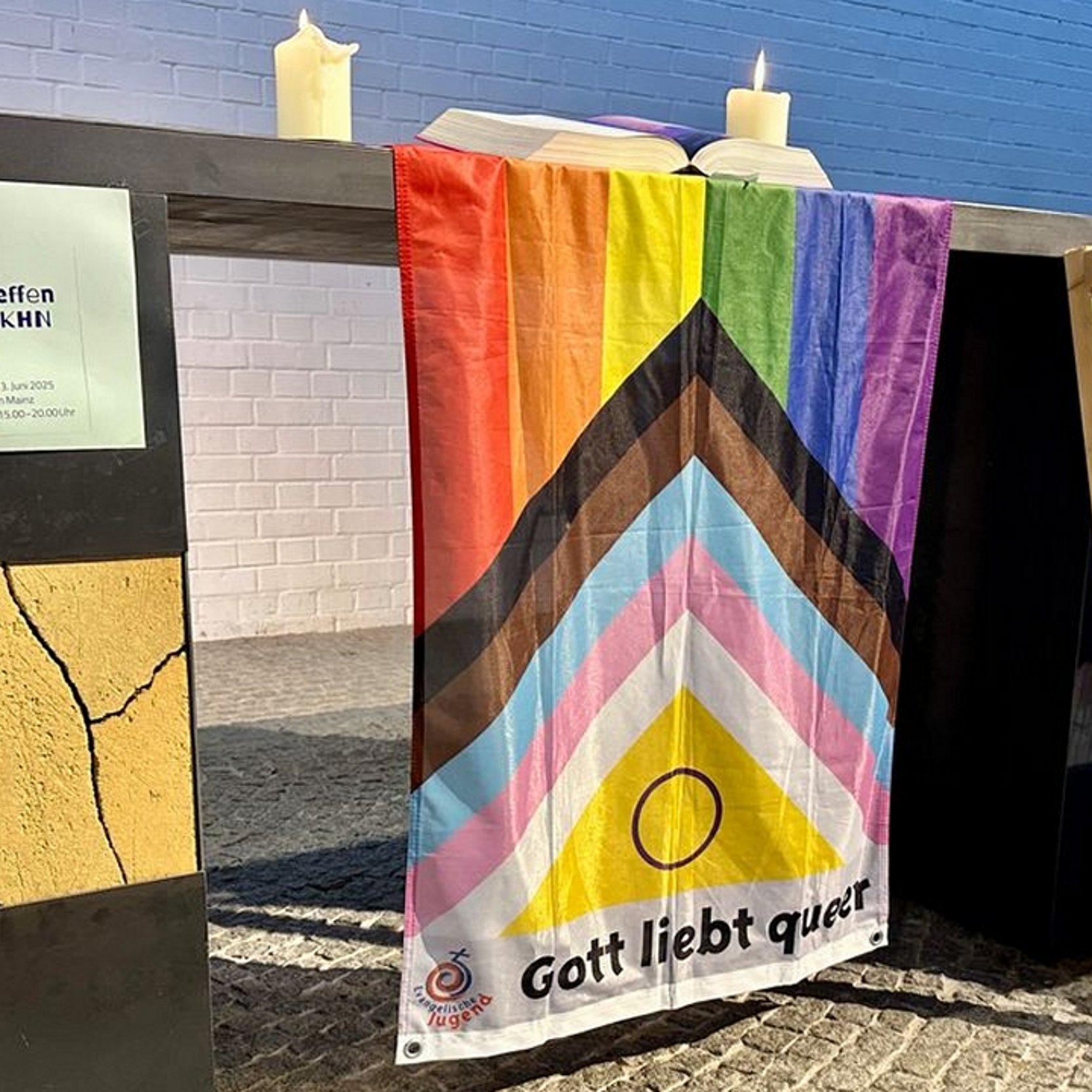 Netzwerk queersensible EKHN Altar Altar mit Parament in Regenbogenfarben