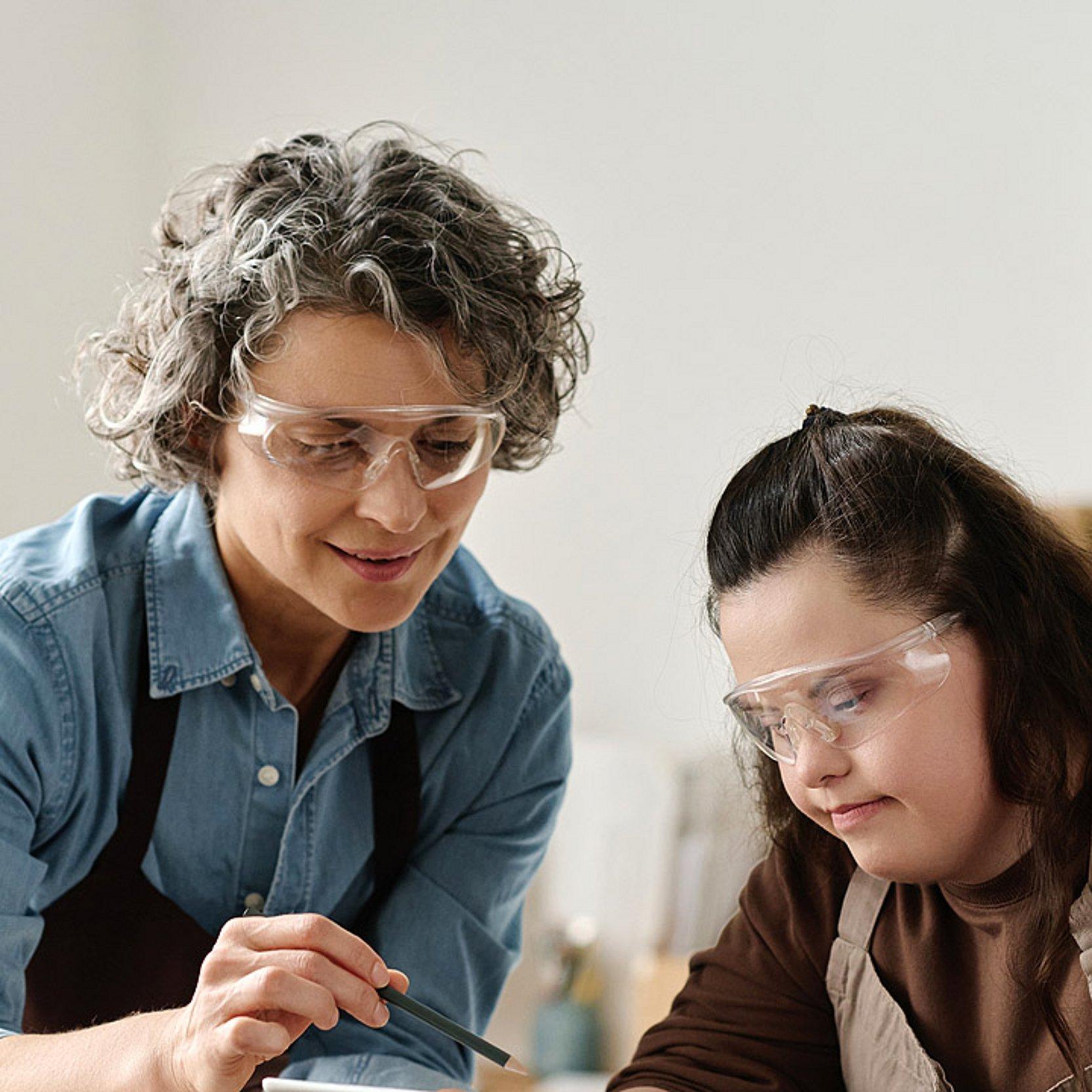 Junge Frau mit Behinderung in einer Werkstatt Junge Frau mit Behinderung in einer Werkstatt