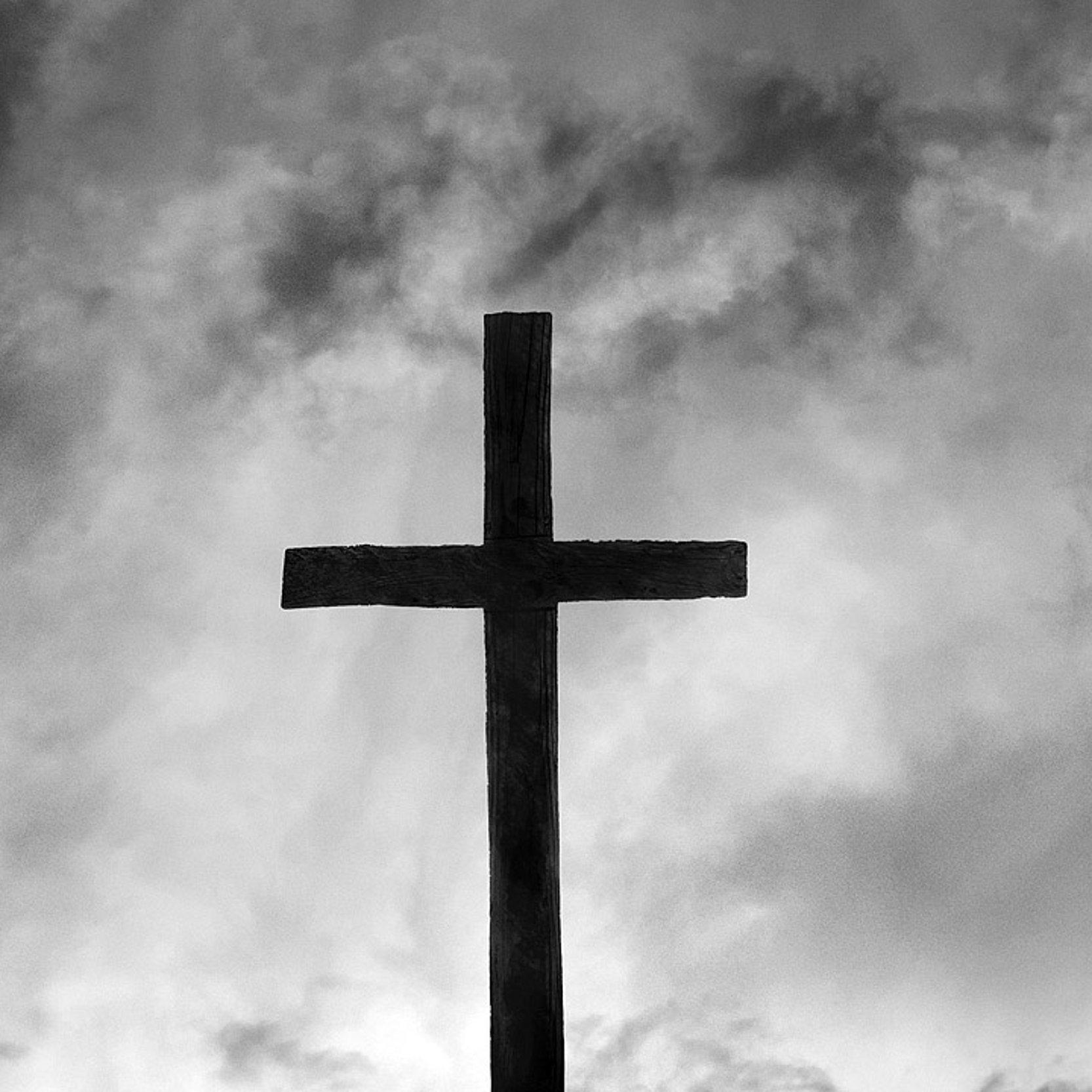 Karfreitag Ein Kreuz vor Wolken