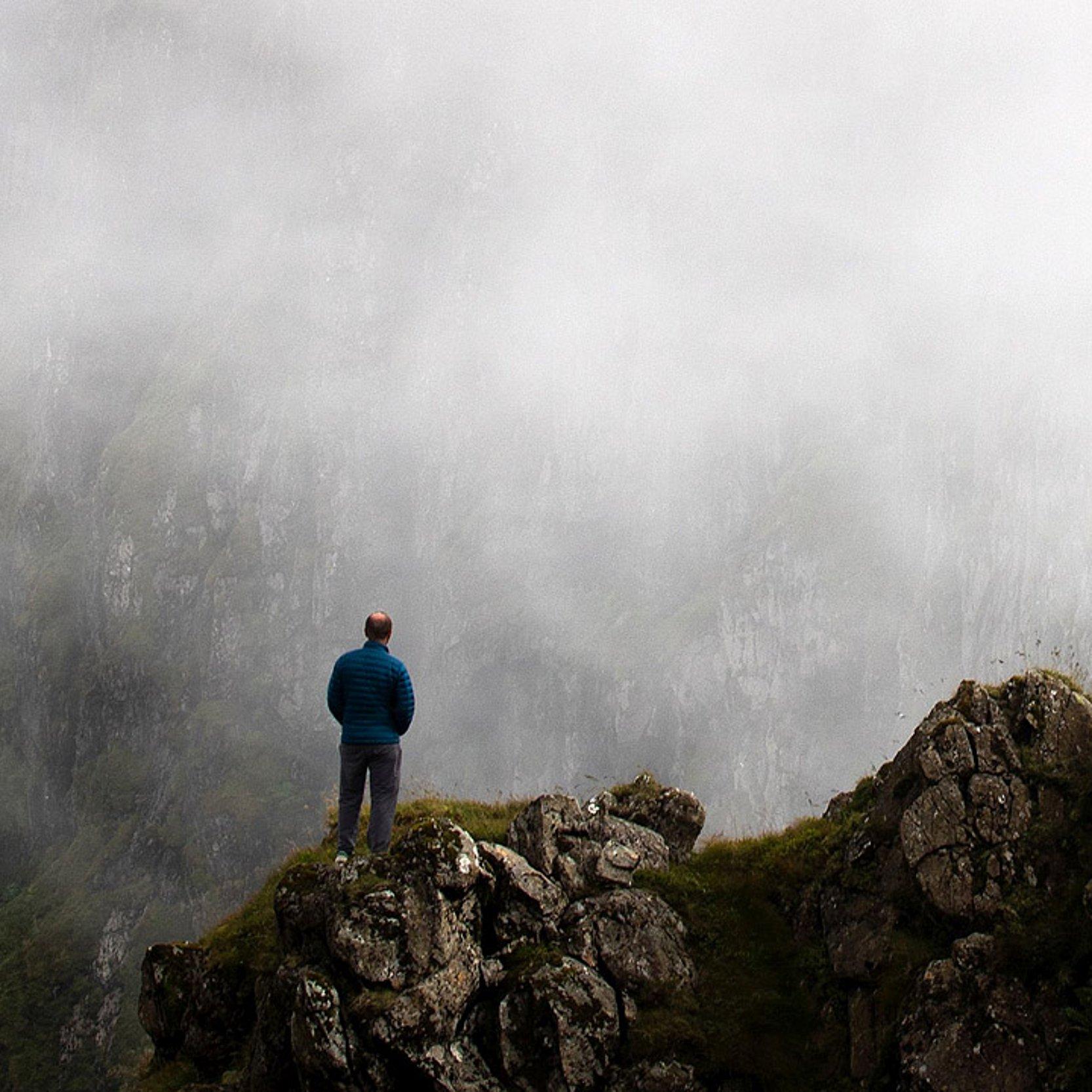 Wanderer im Nebel in den Bergen Wanderer im Nebel in den Bergen