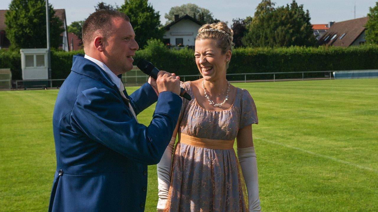 Hessentagspaar Benefizspiel Hessentag 2025 Das Hessentagspaar in historischer Kleidung am Rande des Spielfelds