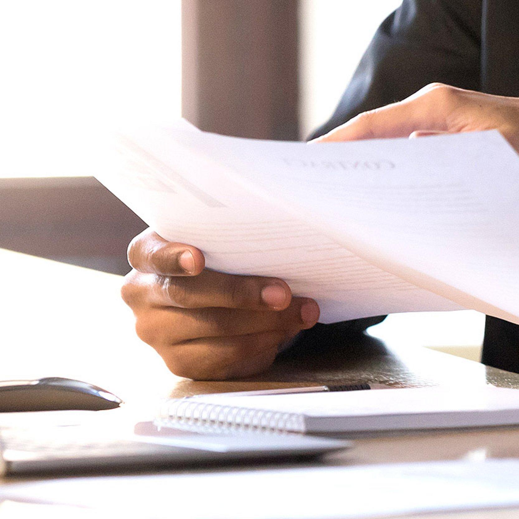 Service Frau erklärt etwas, das auf einem Blatt steht