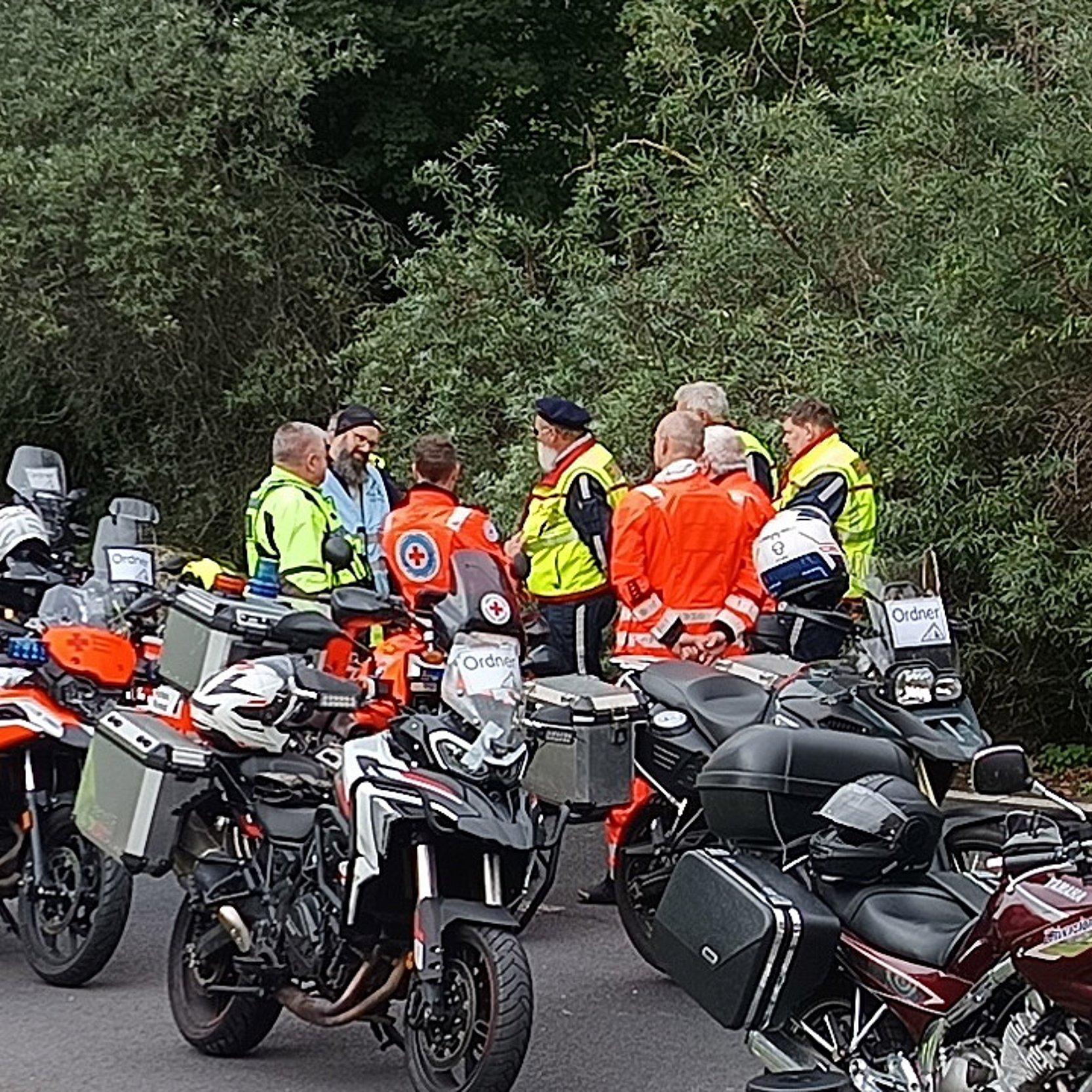 Christliche Motorradfahrer Christliche Motorradfahrer versammeln sich, davor viele Bikes