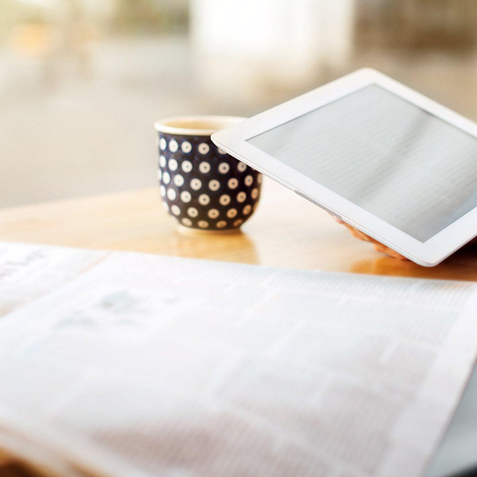 Medien Zeitung und Smartphone/Tablet