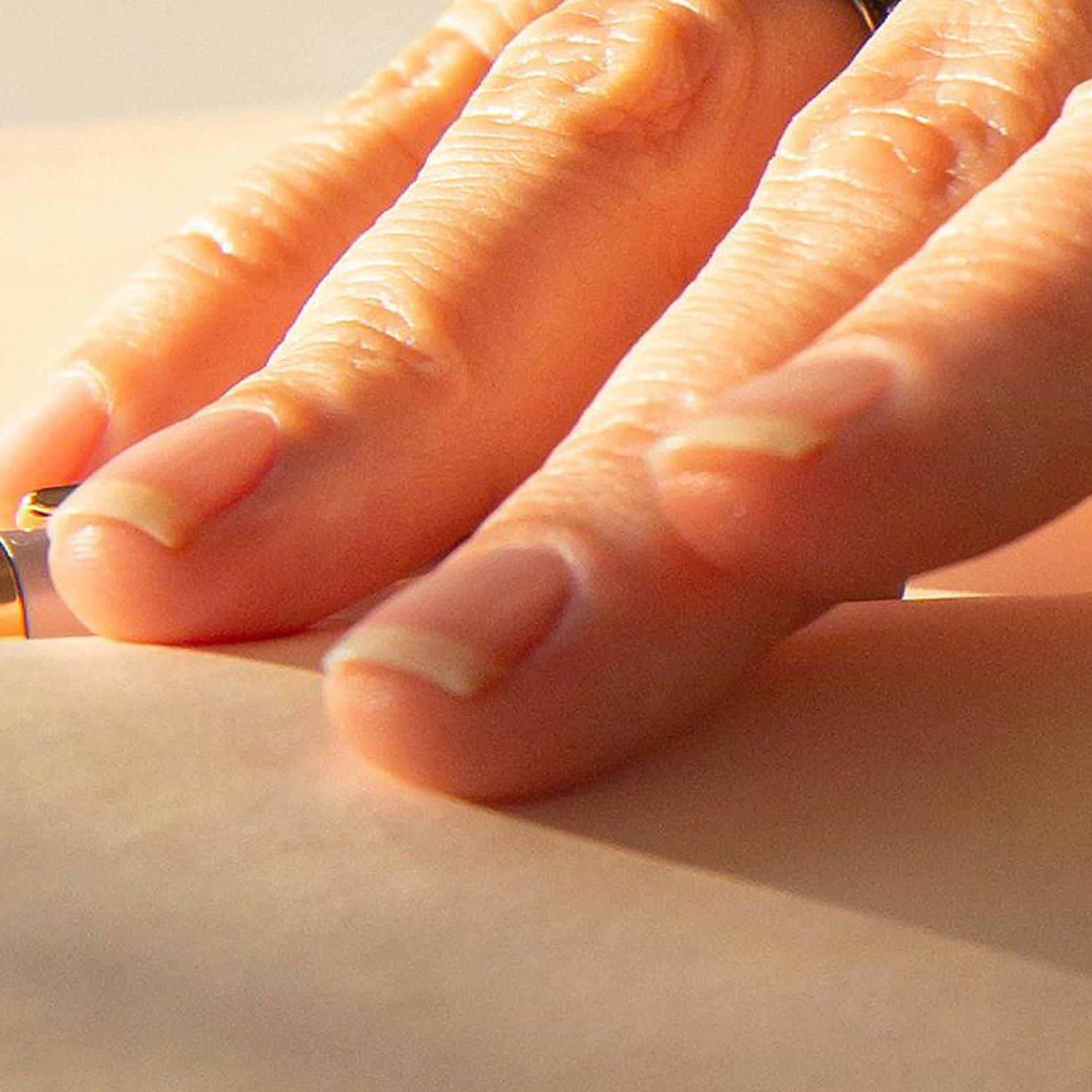 Reflexion Hand auf einem Buch