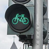 Ampel Fahrrad-Zeichen Eine Ampel mit grünem Licht für Fahrräder