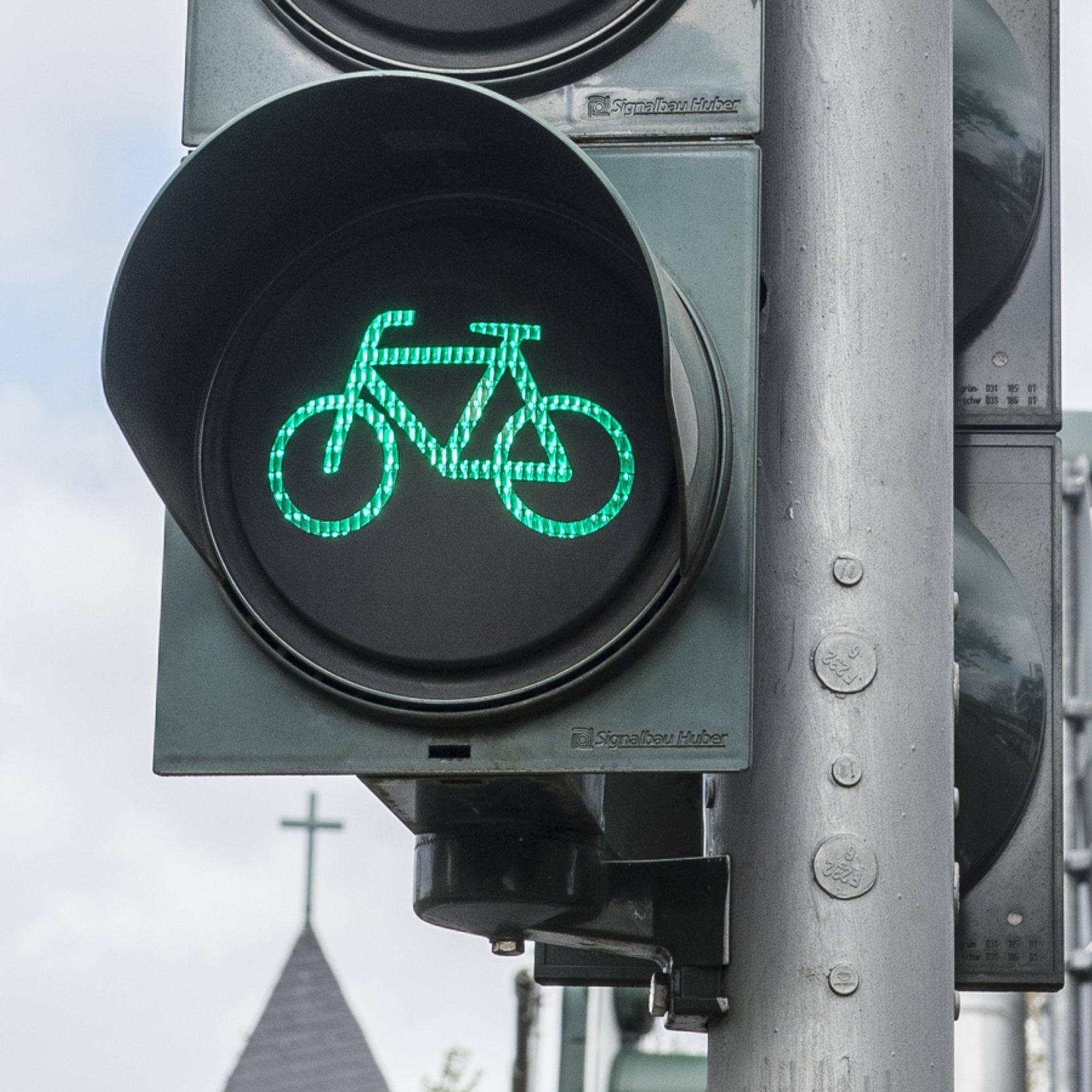 Ampel Fahrrad-Zeichen Eine Ampel mit grünem Licht für Fahrräder