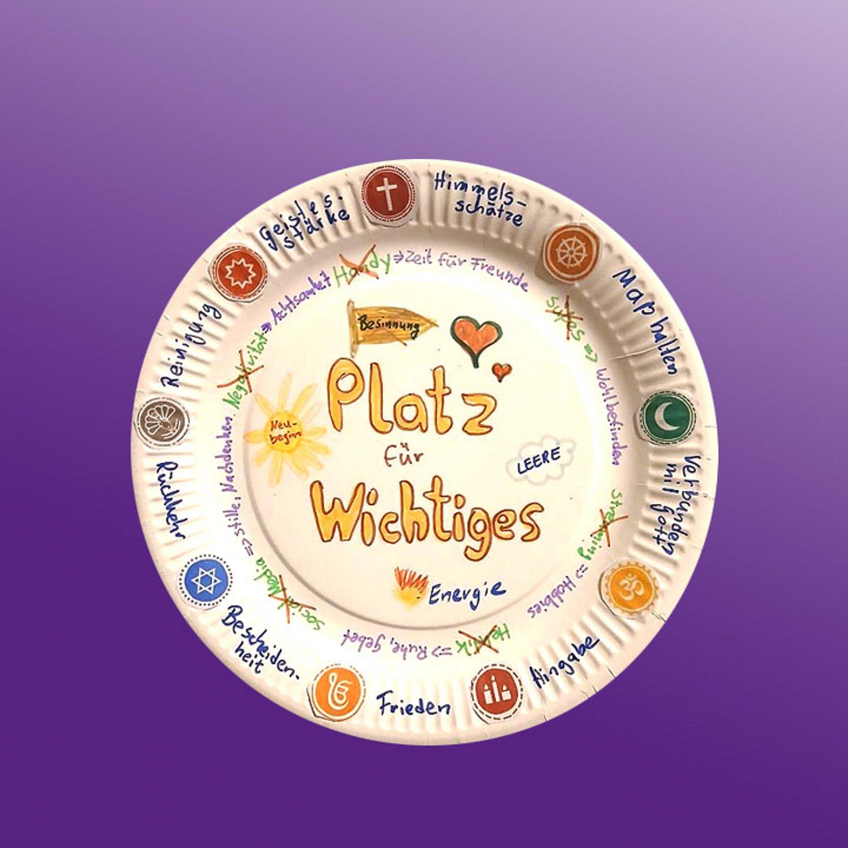 Fastenteller Kreativ gestalteter Pappteller mit Symbolen der Religionen und den Worten "Platz für Wichtiges"