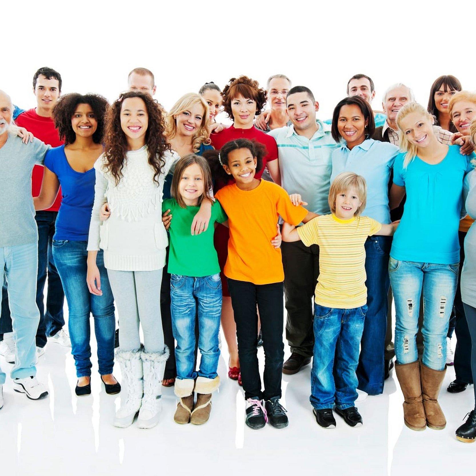 Evangelische Familienbildungsstätten eine altersgemischte Gruppe in bunter Kleidung steht im Halbkreis zusammen und lächelt in die Kamera.Mit dabei Schwangere, Seniorinnen und Senioren, Kinder, Frauen und Männer, aus verschiedenen Kulturen.