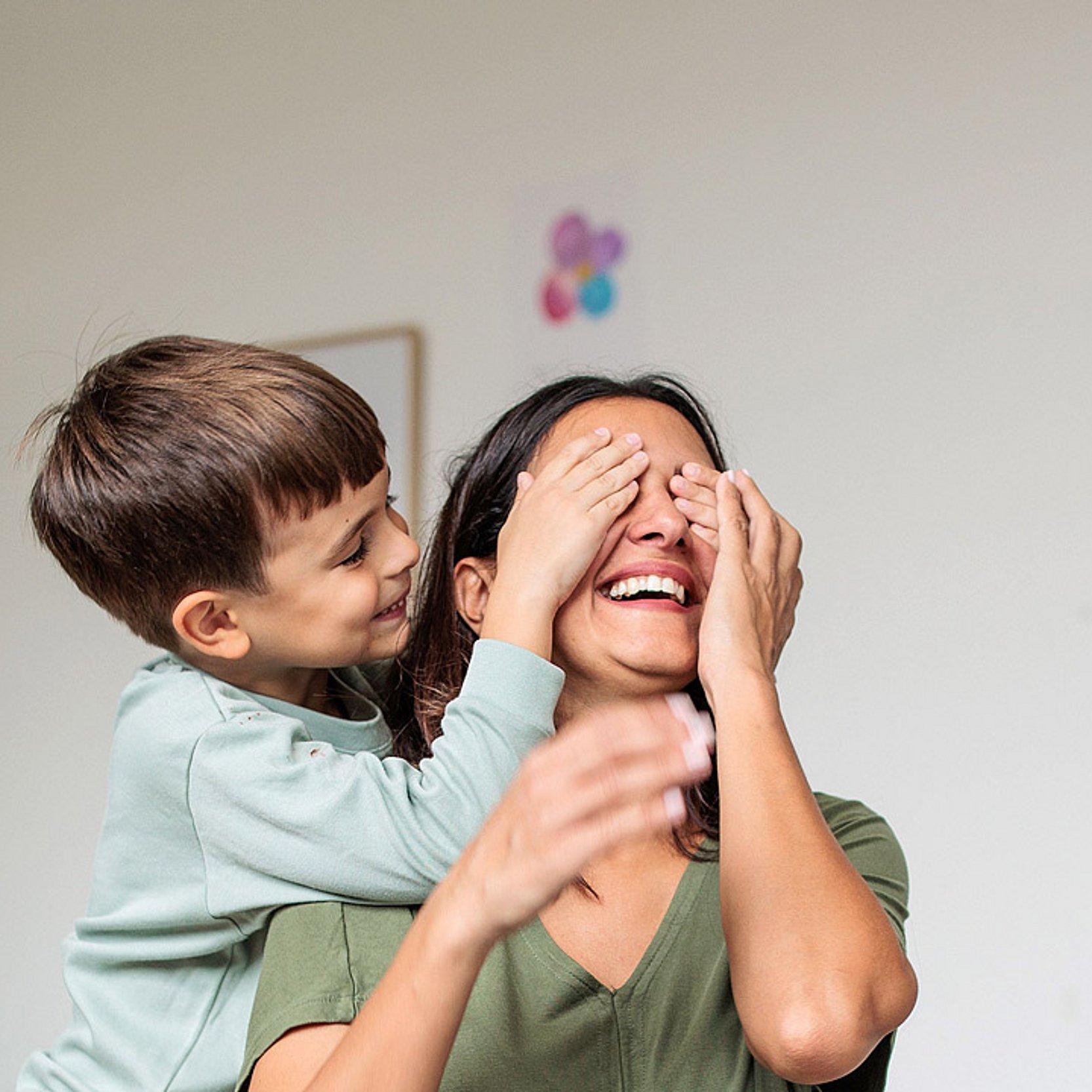 Mutter und Kind Junge hält Mutter die Augen zu