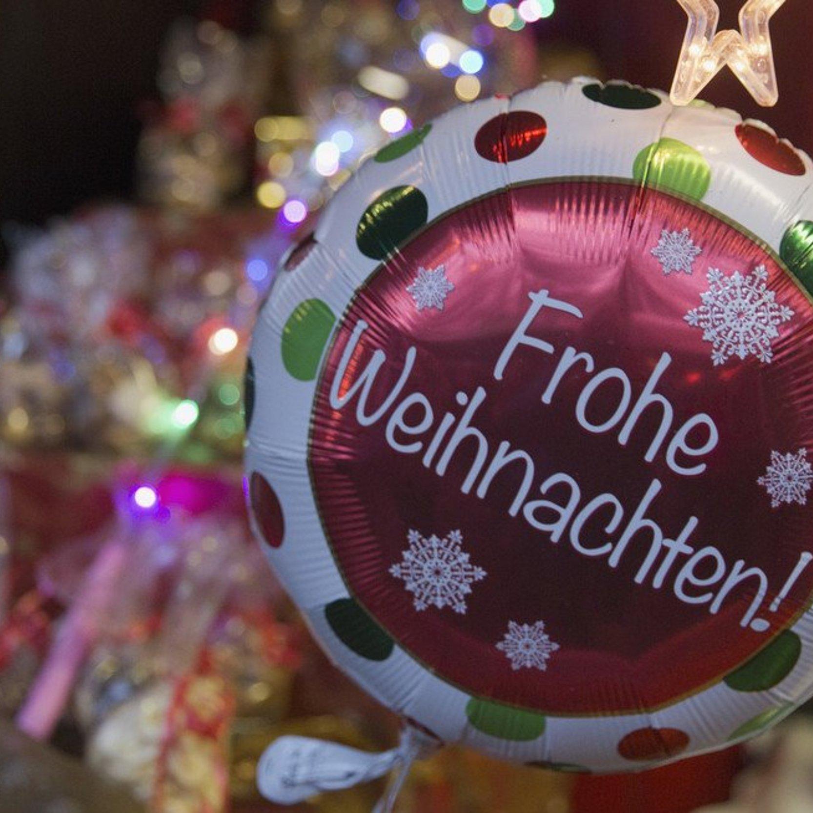 Weihnachtsballon Ein großer Luftballon mit der Aufschrift Frohe Weihnachten