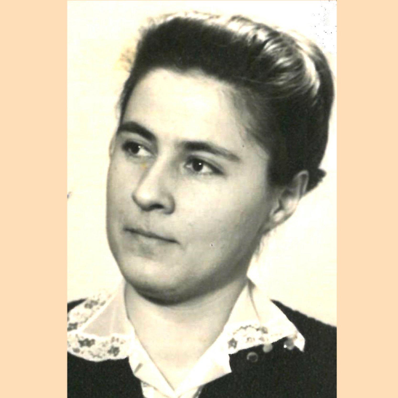 Marianne Queckbörner Marianne Queckbörner hat dunkle kurze Haare und trägt eine weiße Bluse mit durchbrochenem Kragen und darüber eine dunkle Jacke, sie schaut links aus dem Bild heraus