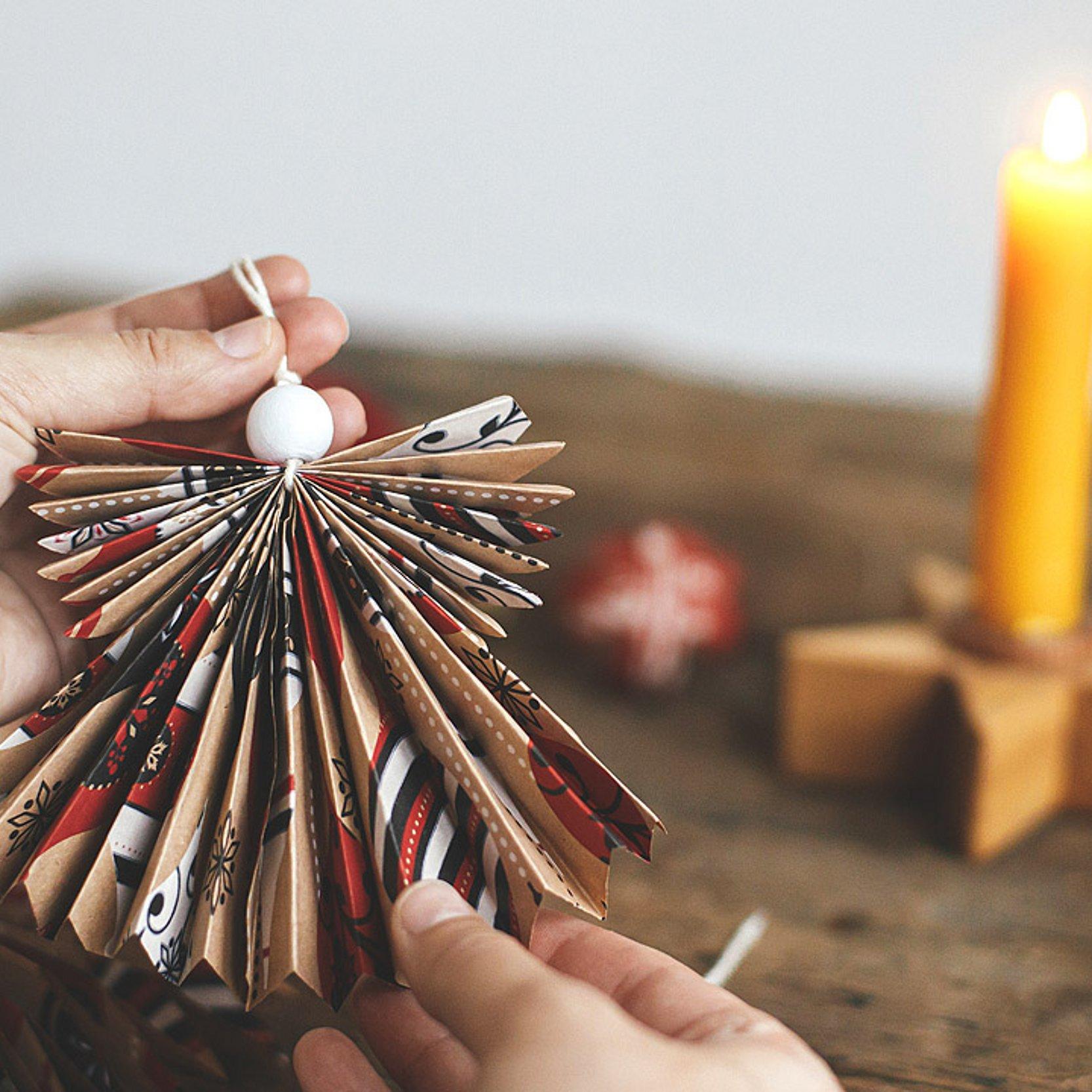 Nachhaltige Weihnachtsdeko Gebastelter Weihnachtsengel aus Papier